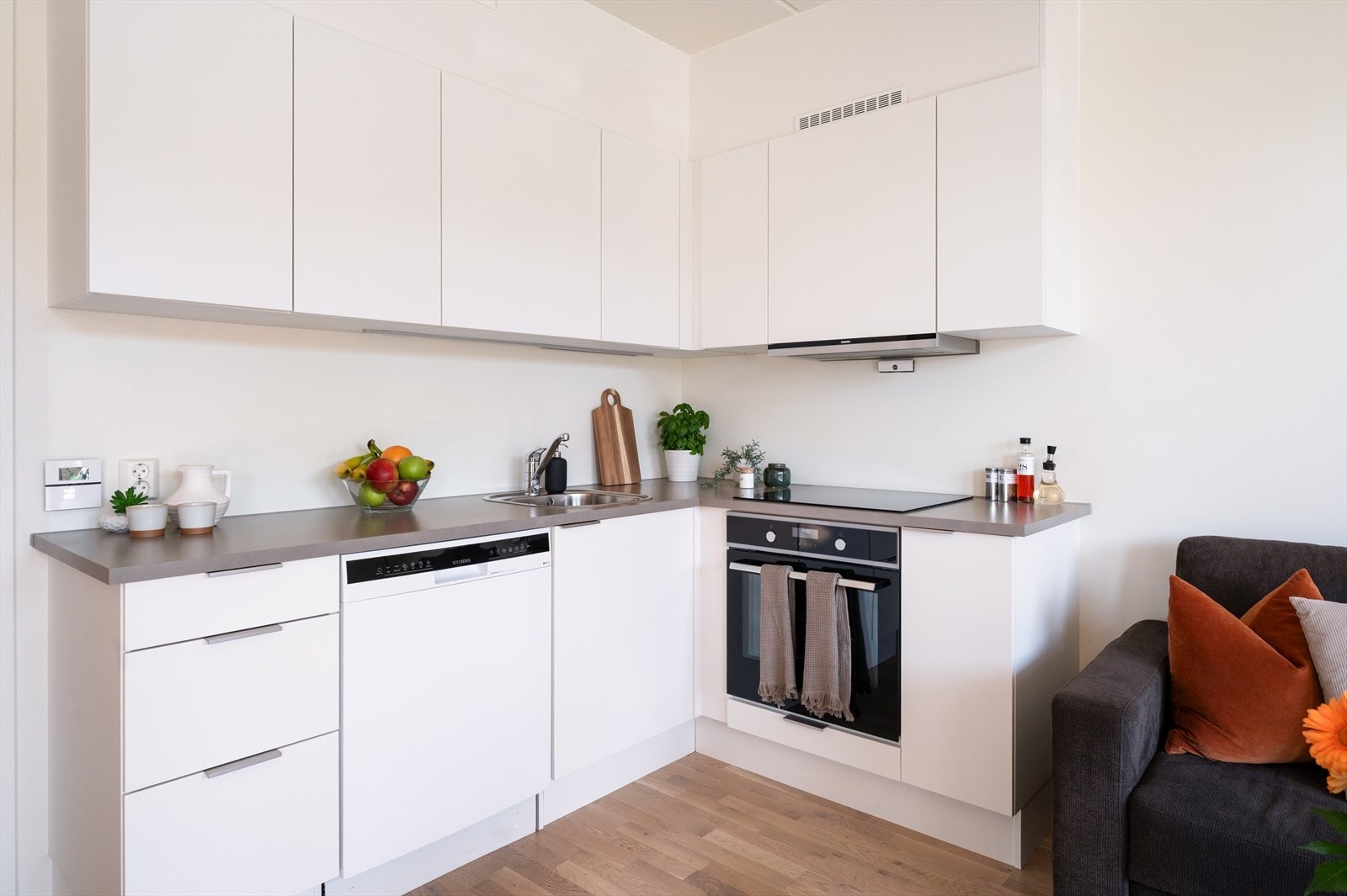 Innredning fra Norema med glatte fronter. Laminert benkeplate med oppvaskkum og ettgreps blandebatteri. Utstyrt med induksjonstopp, integrert stekeovn og frittstående kjøleskap/fryser. Nisje for oppvaskmaskin. Det er montert komfyrvakt og lekkasjestopper. Galleribilde