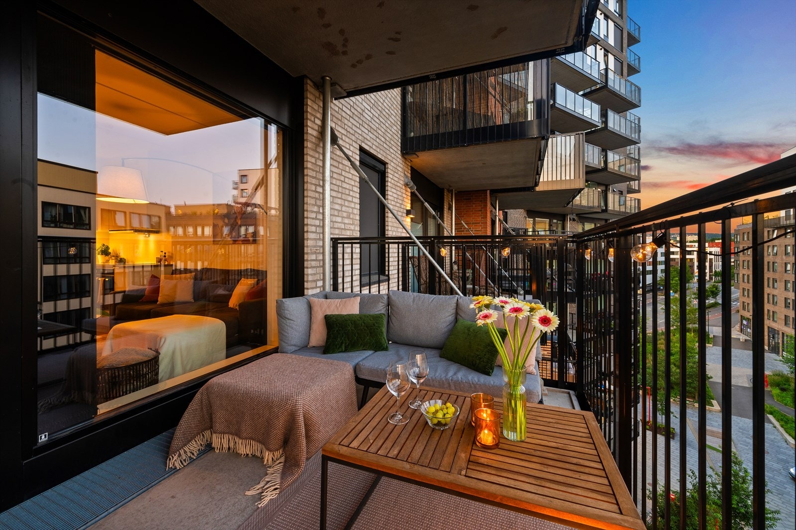 Leiligheten har en sydvendt balkong på ca. 8 kvm med god plass til utemøblement. Galleribilde