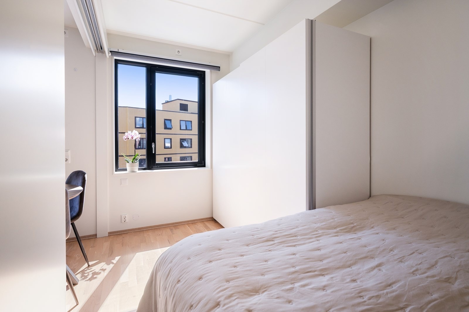 Rommet har plass til dobbeltseng og nattbord, samt en romslig skyvedørsgarderobe som gir gode oppbevaringsmuligheter. Galleribilde