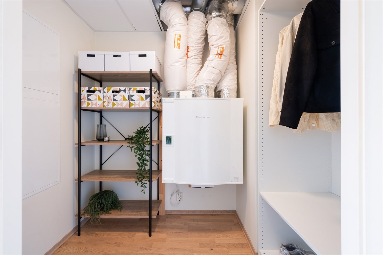 Innvendig bod gir gode muligheter for oppbevaring. Galleribilde