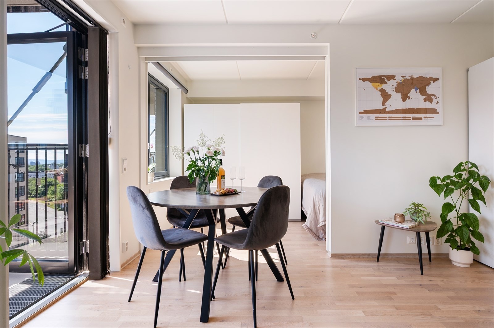 Utgang til balkongen fra stuen. Galleribilde