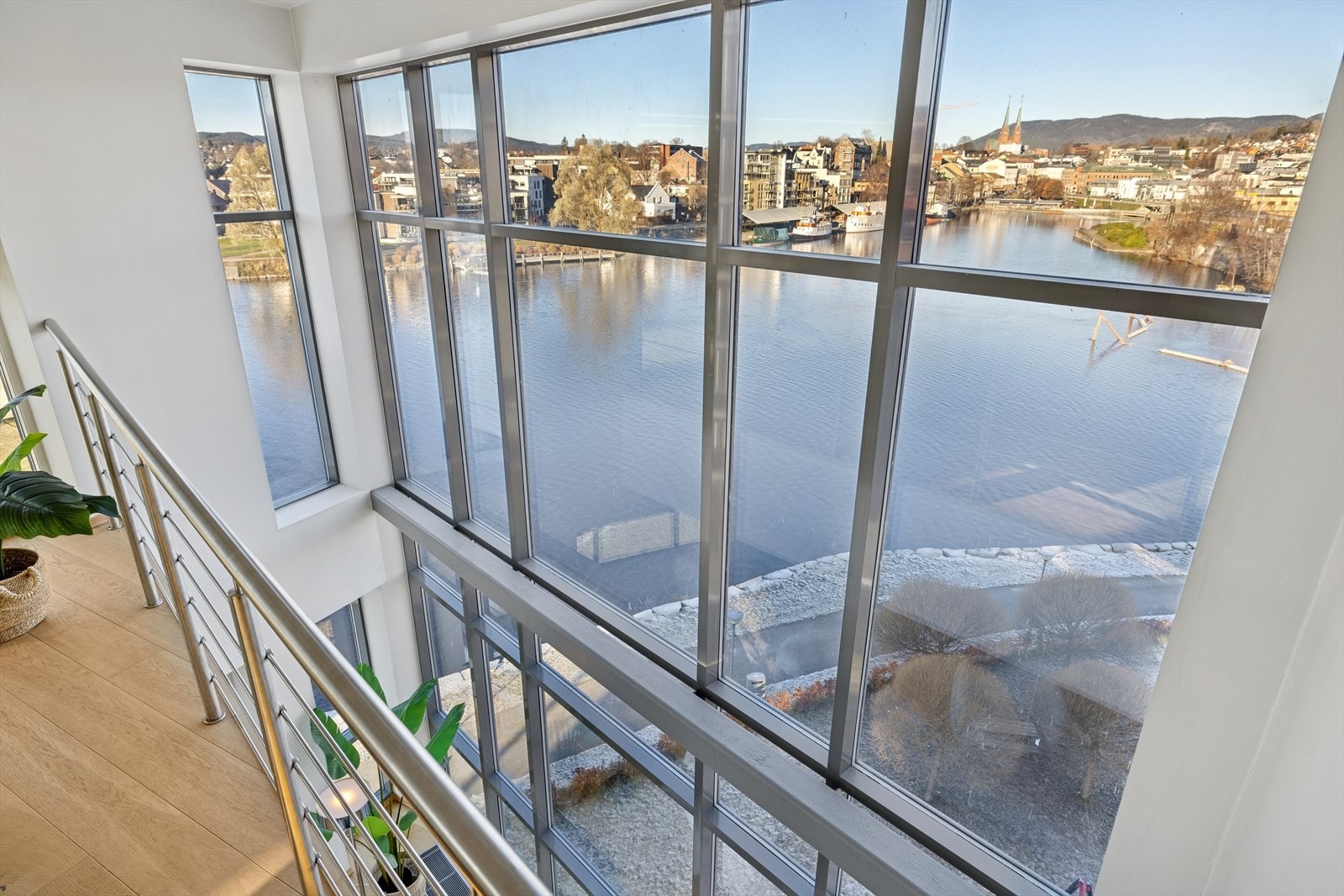 Særpreget løsning med en stor vindusflate mot byen som går over begge etasjene. Galleribilde