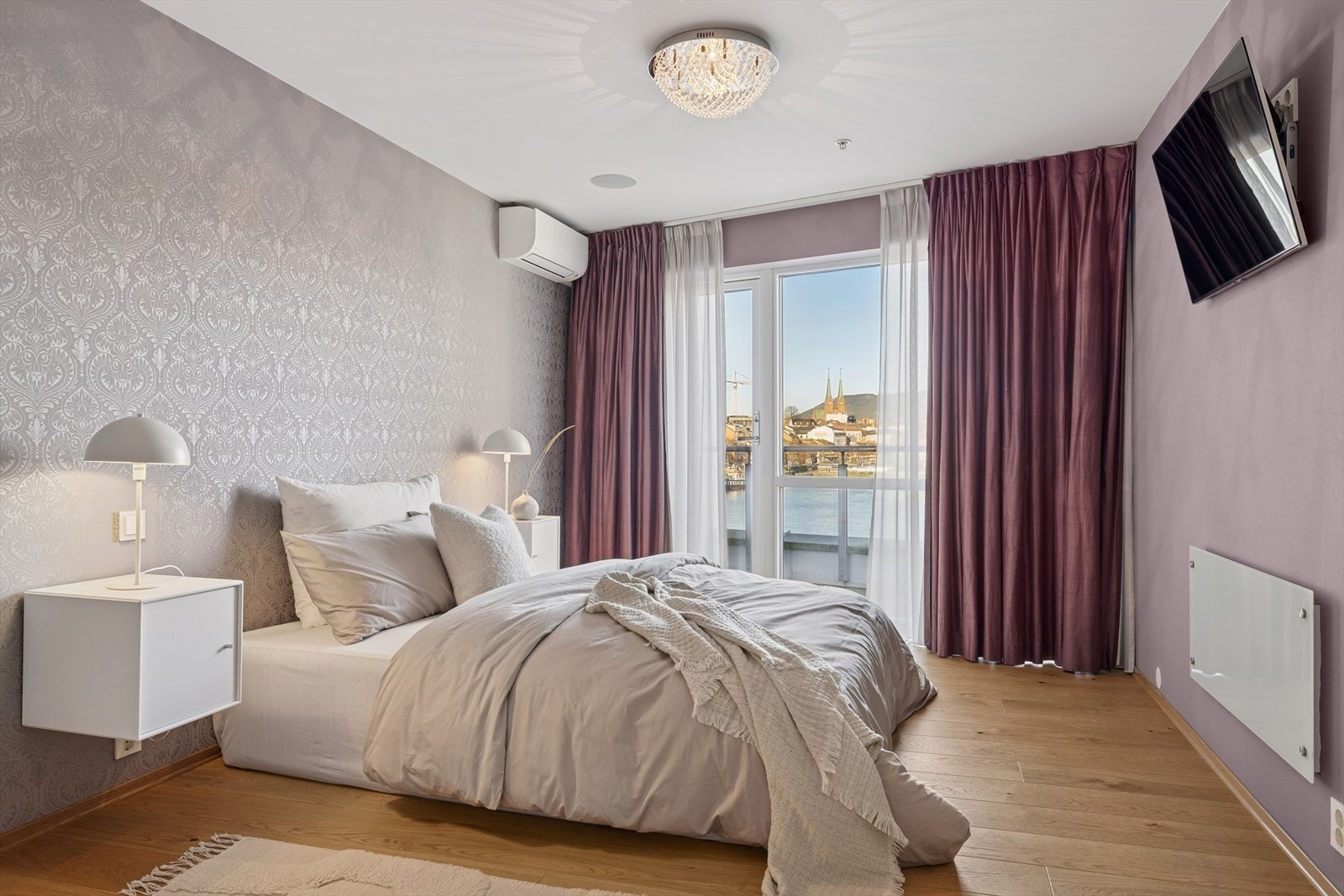 Hovedsoverom med utgang til balkong og nydelig utsikt til sentrum. Varmepumpe. Galleribilde