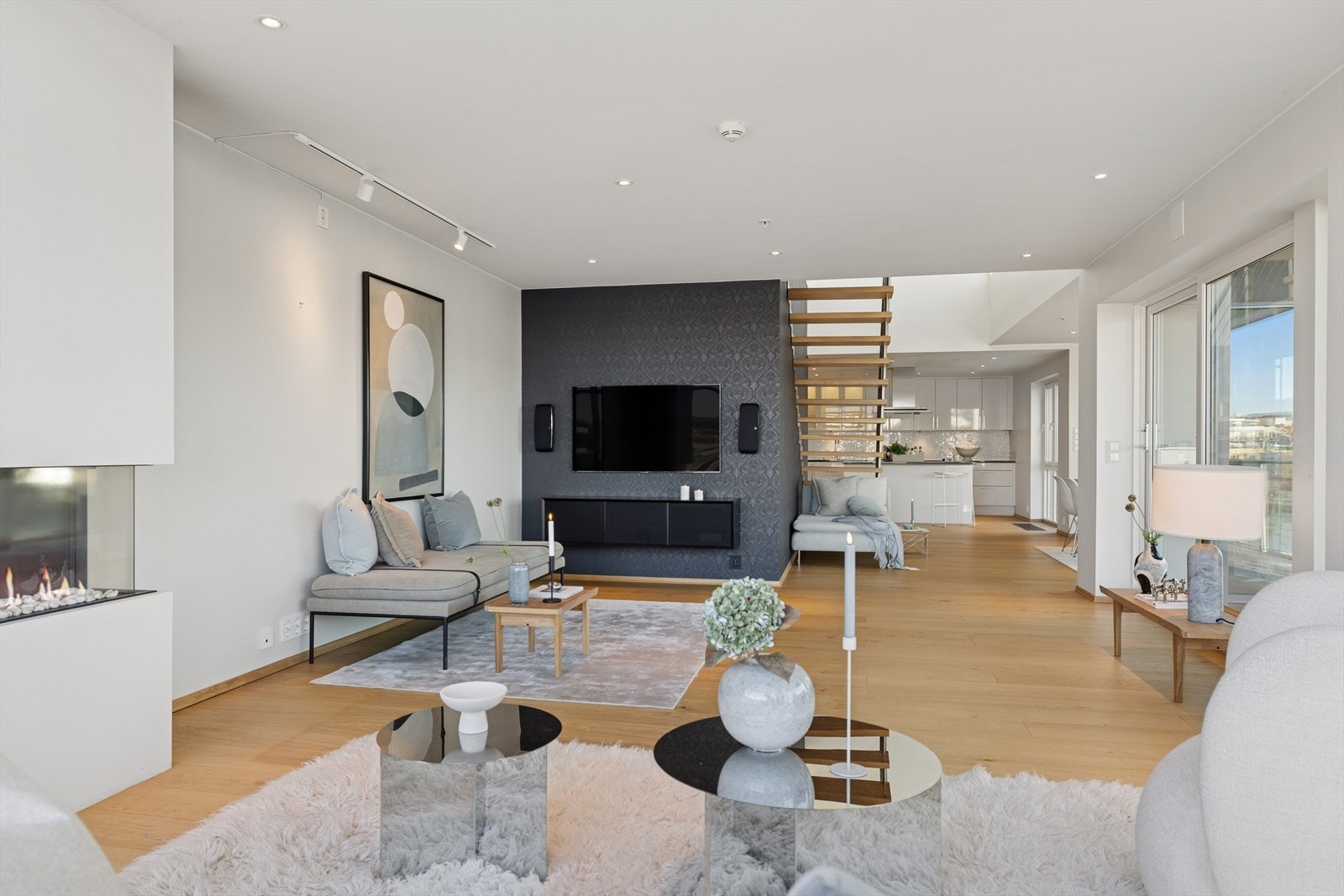 Stuen kan enkelt deles opp i flere soner - meget godt med lysinnslipp fra vindusflater og andre etasje Galleribilde