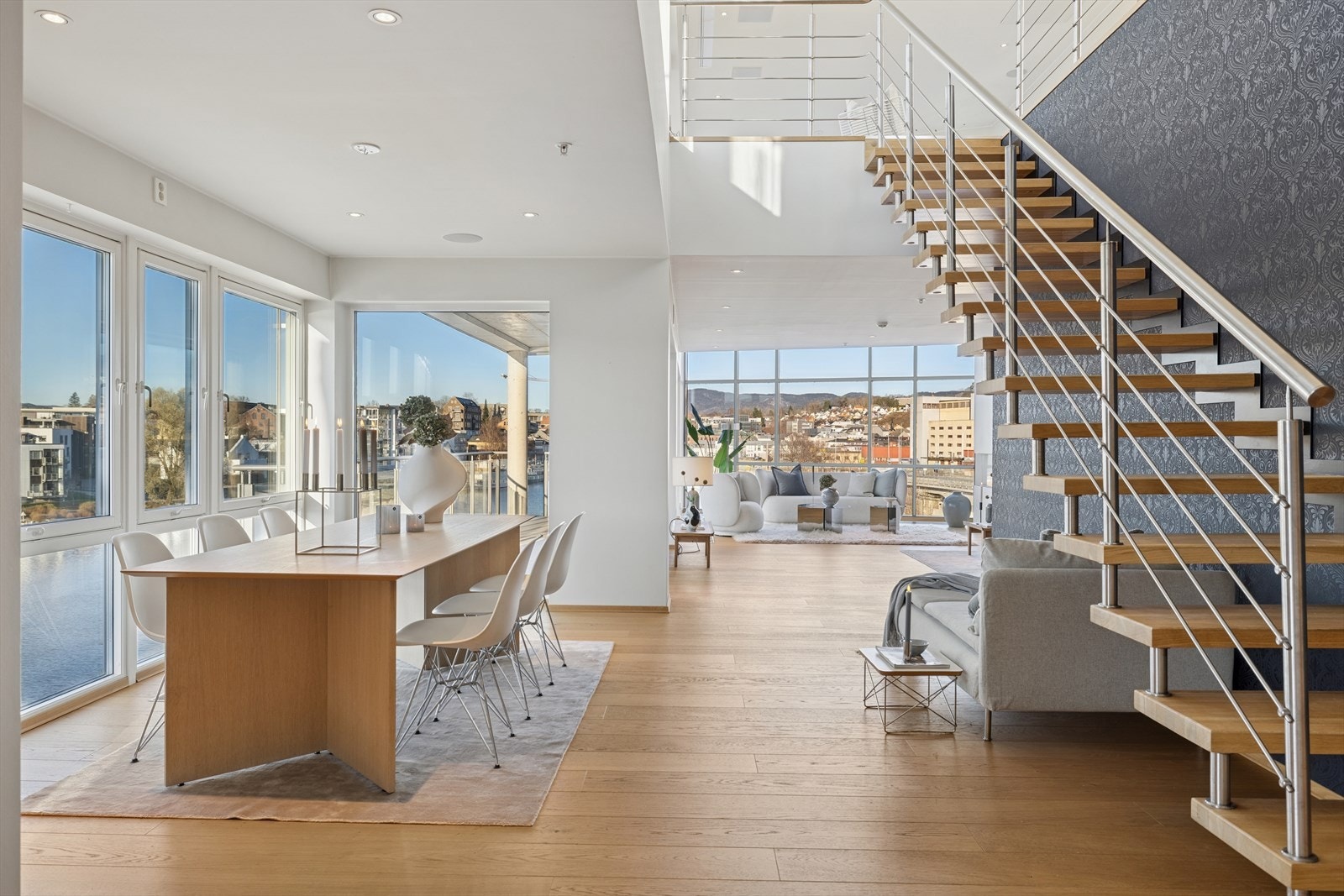 Stilren trapp til andre etasje og leilighetens lekre store takterrasse Galleribilde