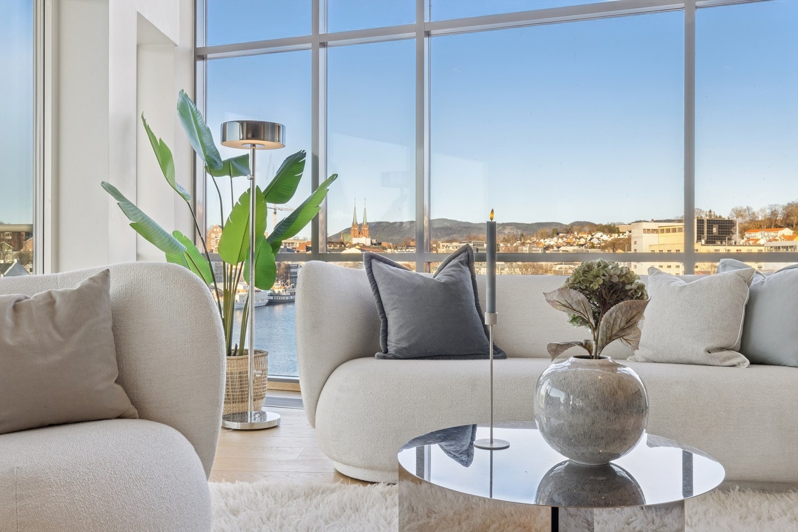 Flott utsikt mot byen fra stue. Galleribilde