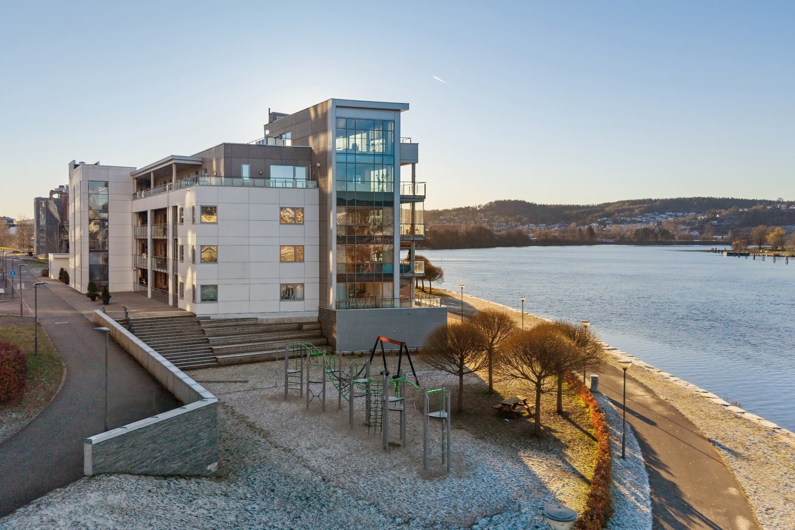 DNB eiendom v/ Torgeir Halsen har gleden av å presentere toppleiligheten i Klosterhagen 45 med en fantastisk utsikt over vannspeilet/Hjellevannet. Galleribilde