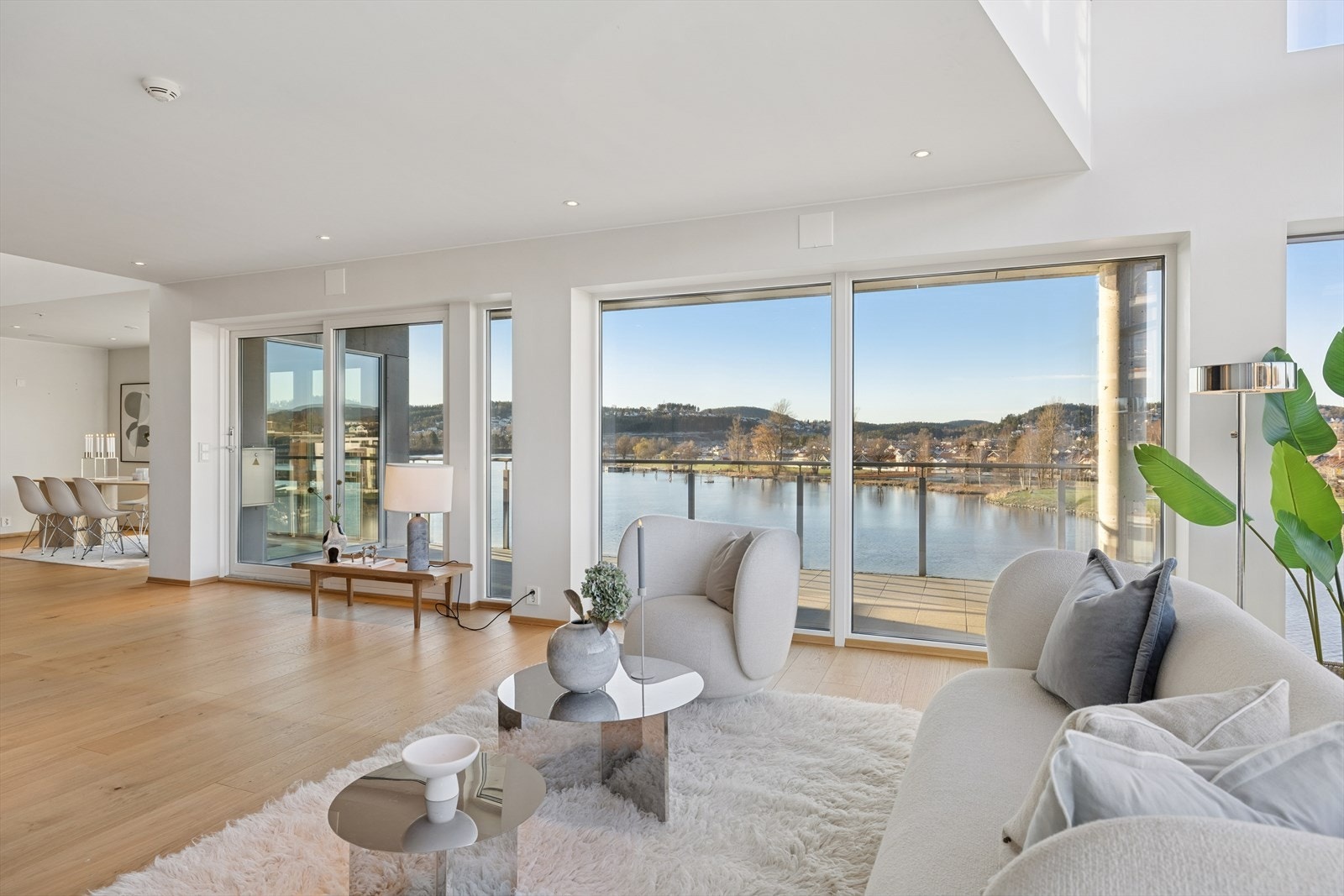 Stue i vinkel med egen spisestue del med skyvedører til uteområdet Galleribilde