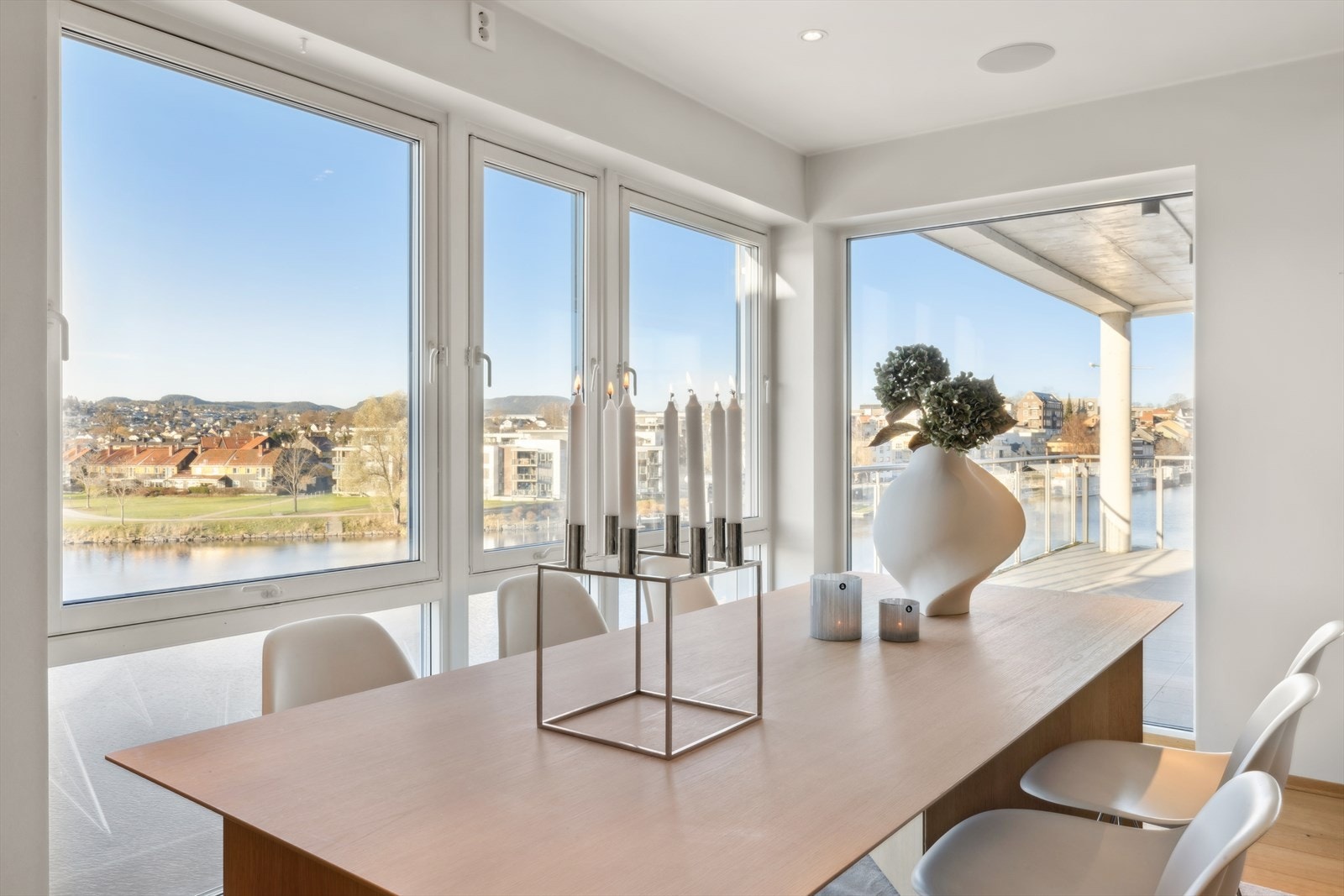 Spektakulær utsikt og store vindusflater Galleribilde