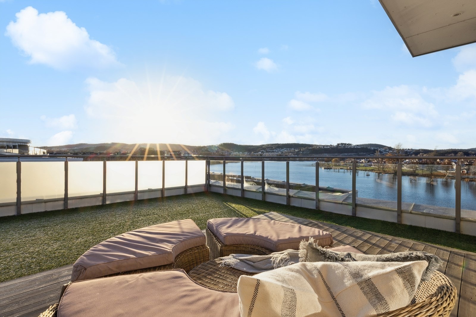 Stor takterrasse med glassrekkverk Galleribilde