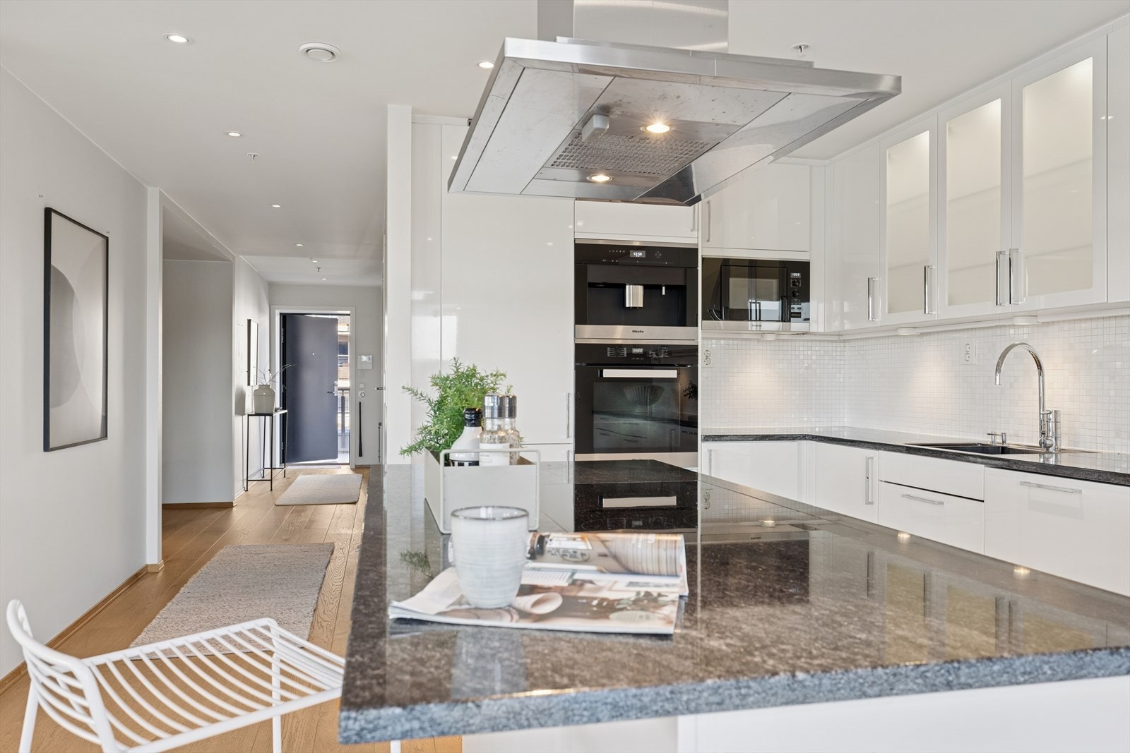 Kjøkkenøy med induksjonstopp og barløsning. Integrert kaffemaskin, mikro og stekeovn på vegg Galleribilde