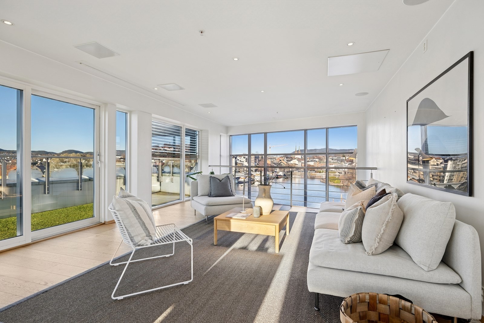 Romslig stue i andre etasje med utgang til takterrasse - ingen ting sperrer for utsikten til sentrum og Hjellevannet Galleribilde