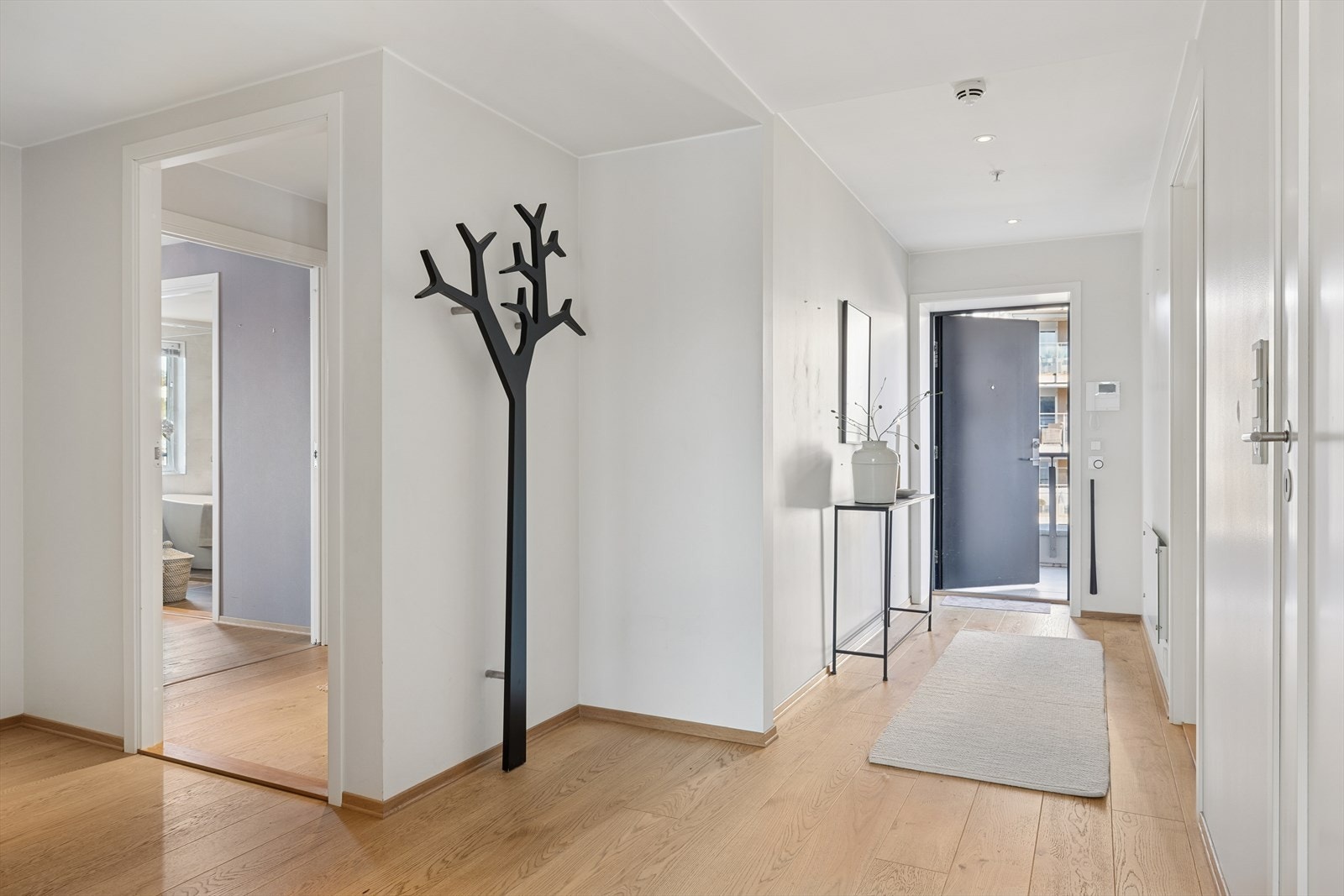 Lyst og fint inngangsparti med god plass til oppbevaring. Galleribilde