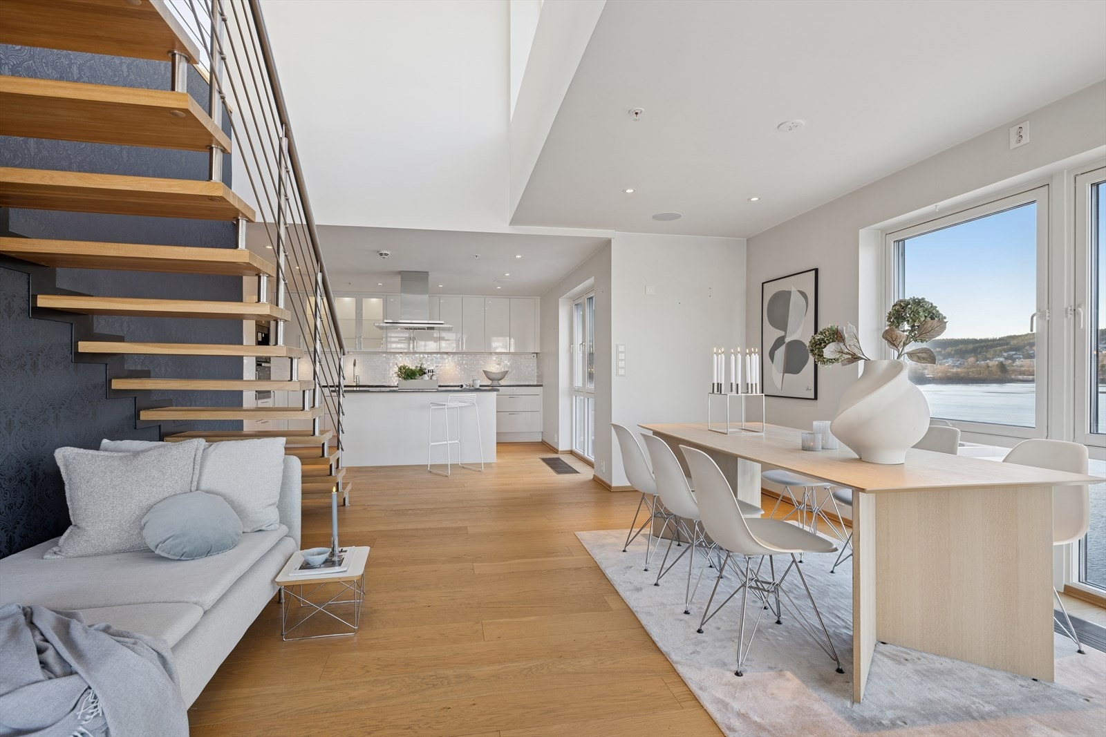 Kjøkken spisestuedelen med flere møbleringsalternativer Galleribilde