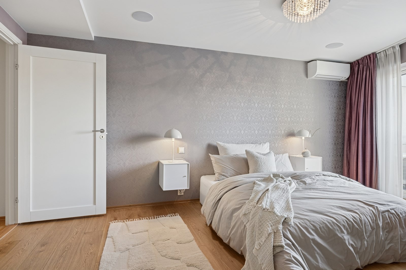 Hovedsoverom av god størrelse med privat baderom og garderoberom Galleribilde