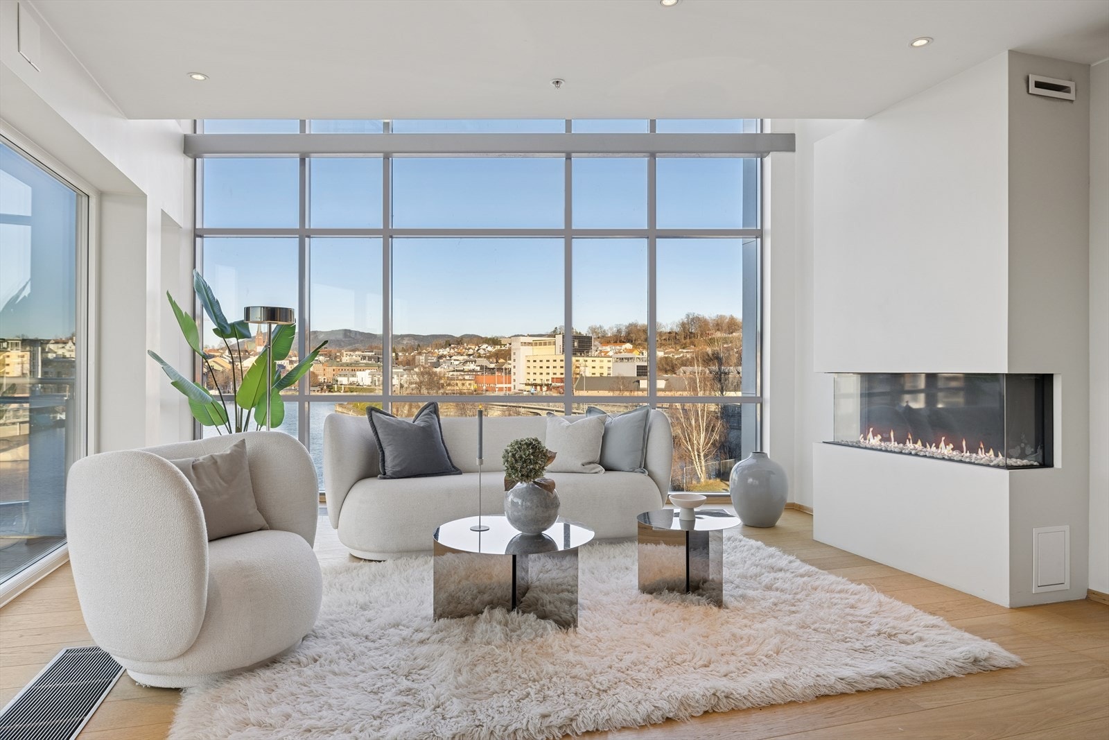 Lys og romslig stue med store vindusflater som gir godt lysinnslipp. Skyvedør til veranda fra stuen og moderne gasspeis som gir behagelig varme og en hyggelig atmosfære. Galleribilde