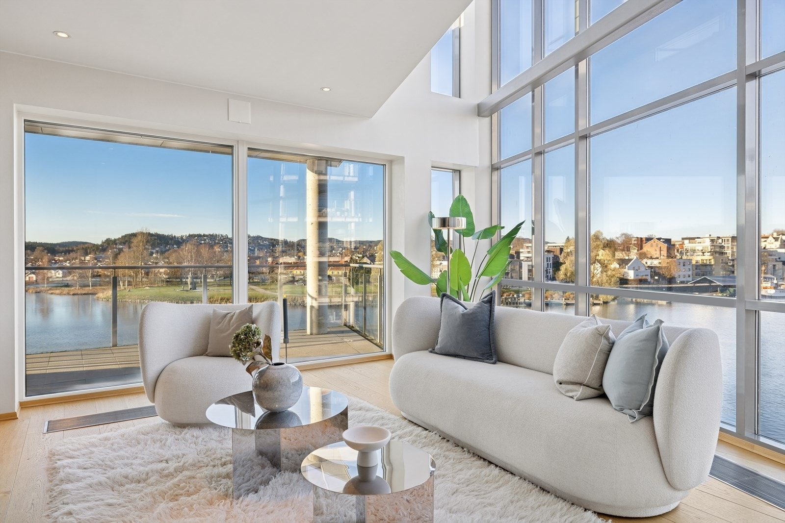 Vindu fra gulv i første etasje til leilighetens andre etasje gir en spektakulær følelse Galleribilde