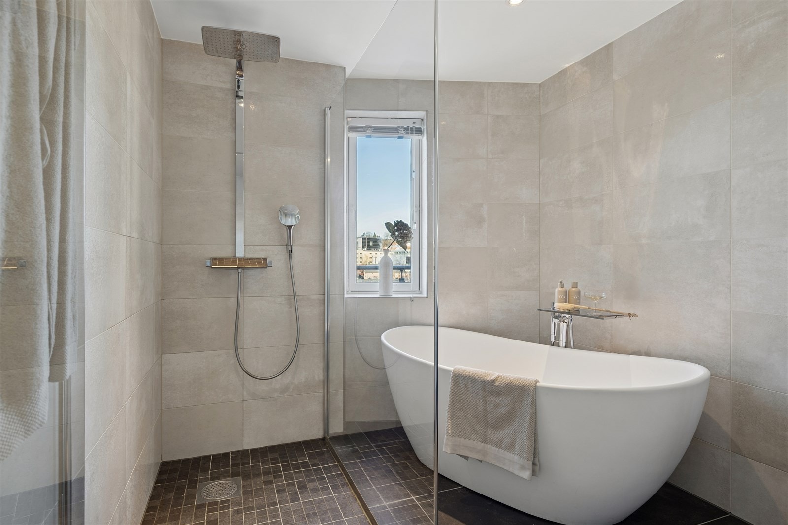 Baedkar ved vindu mot Skien sentrum Galleribilde