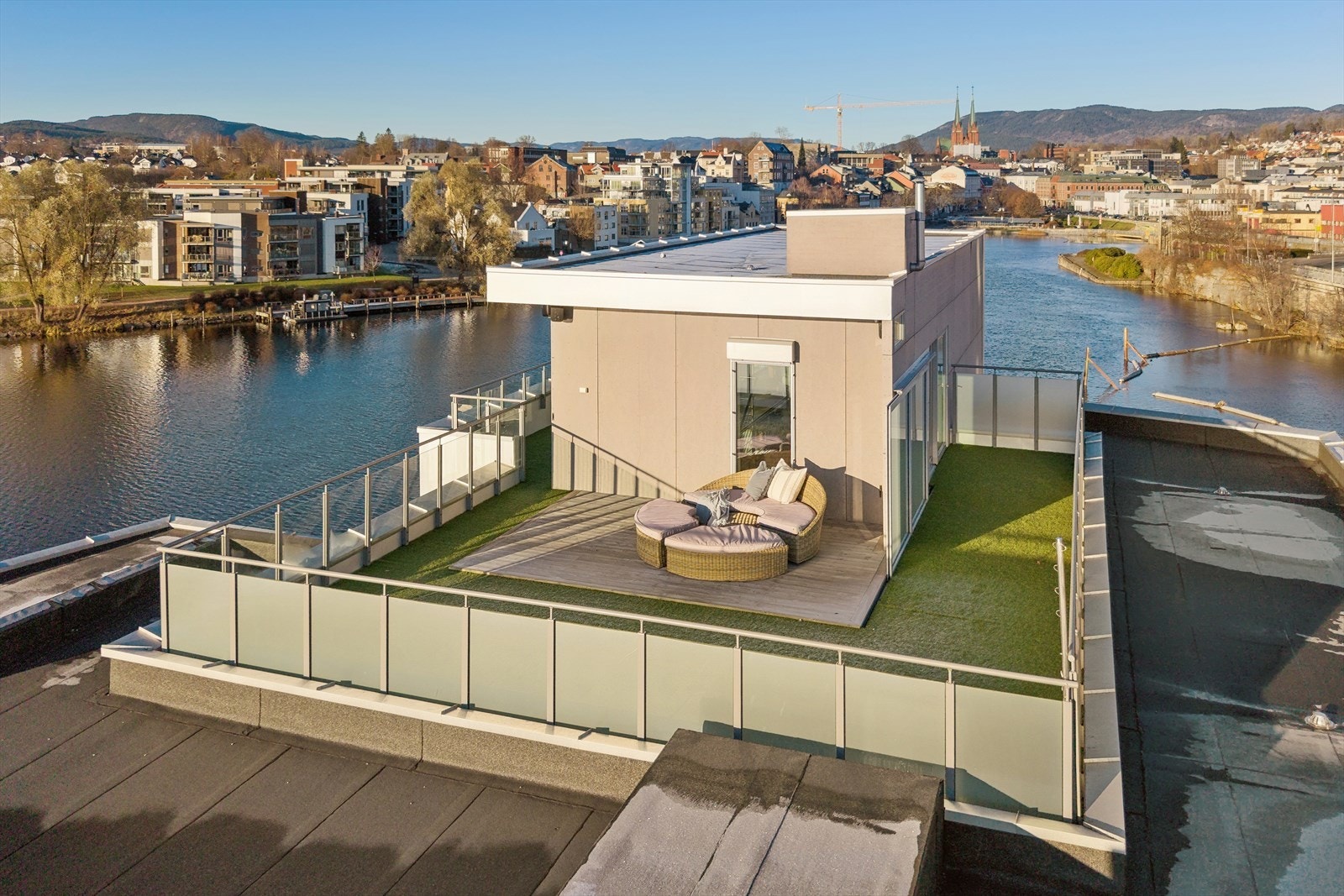 Spektakulær takterrasse, med fantastiske sol- og utsiktsforhold mot Bryggeparken i øst og Hjellevannet i vest. Galleribilde
