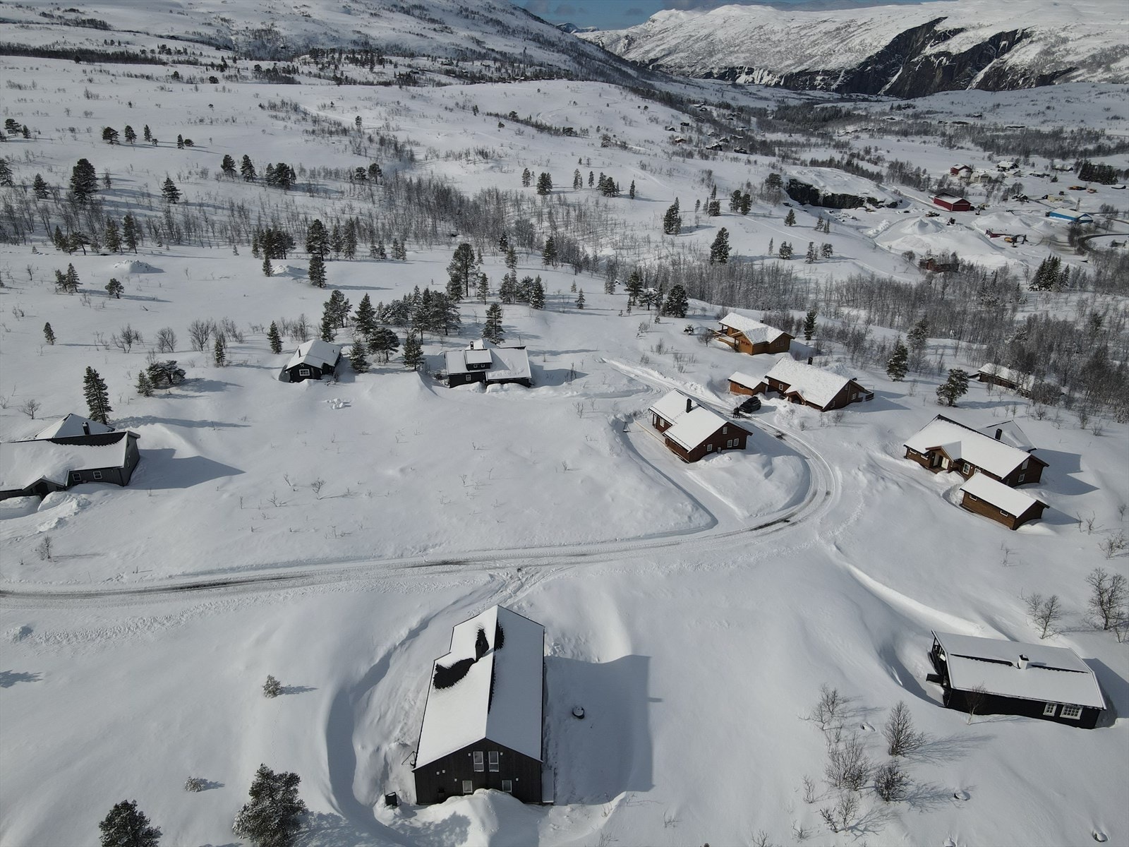 På vinterstid er det både skisenter og over 90 km preparerte langrennsløyper i området. Galleribilde