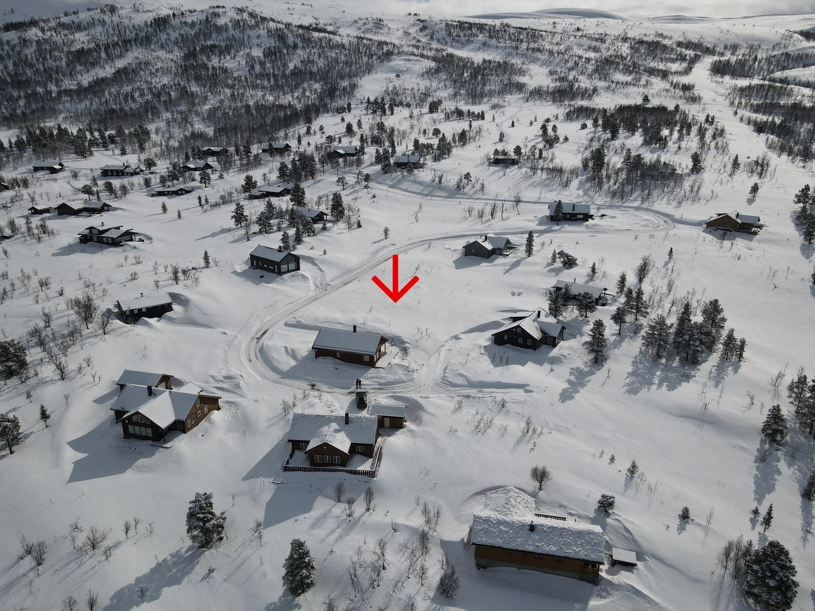 Tomten måler hele 1019,6 kvadratmeter, og er forholdsvis flat. Galleribilde