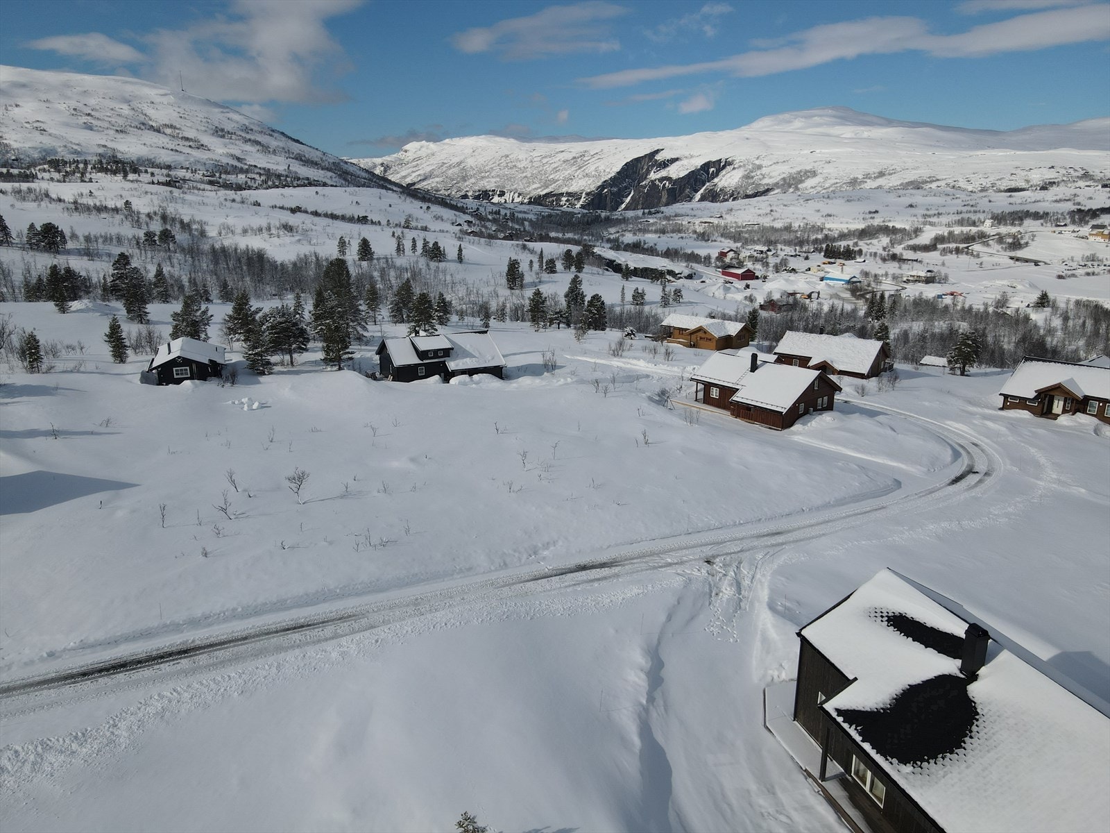 Tomten måler hele 1019,6 kvadratmeter, og er forholdsvis flat. Galleribilde