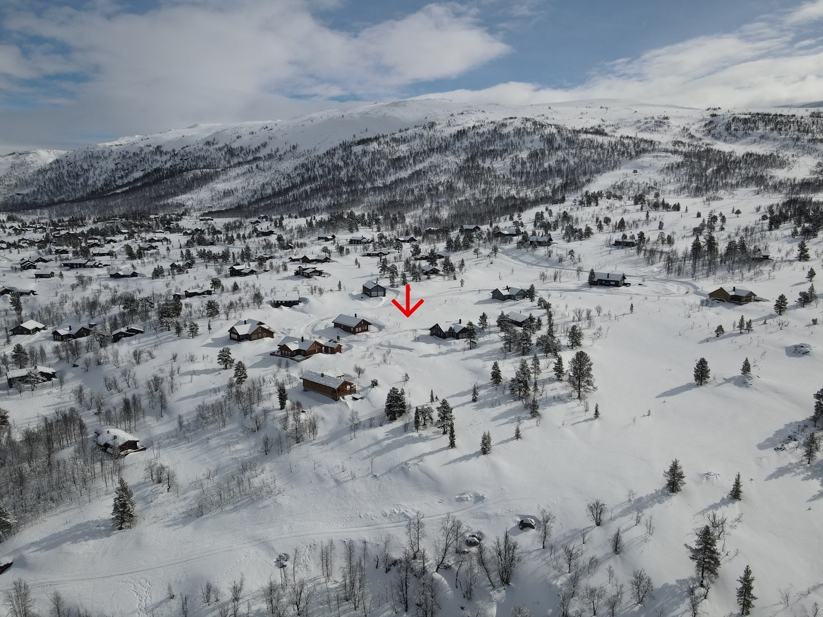 Praktfulle naturomgivelser! Her ligger alt til rette for det du måtte ønske av utendørsaktiviteter, både på sommeren og vinteren. Galleribilde