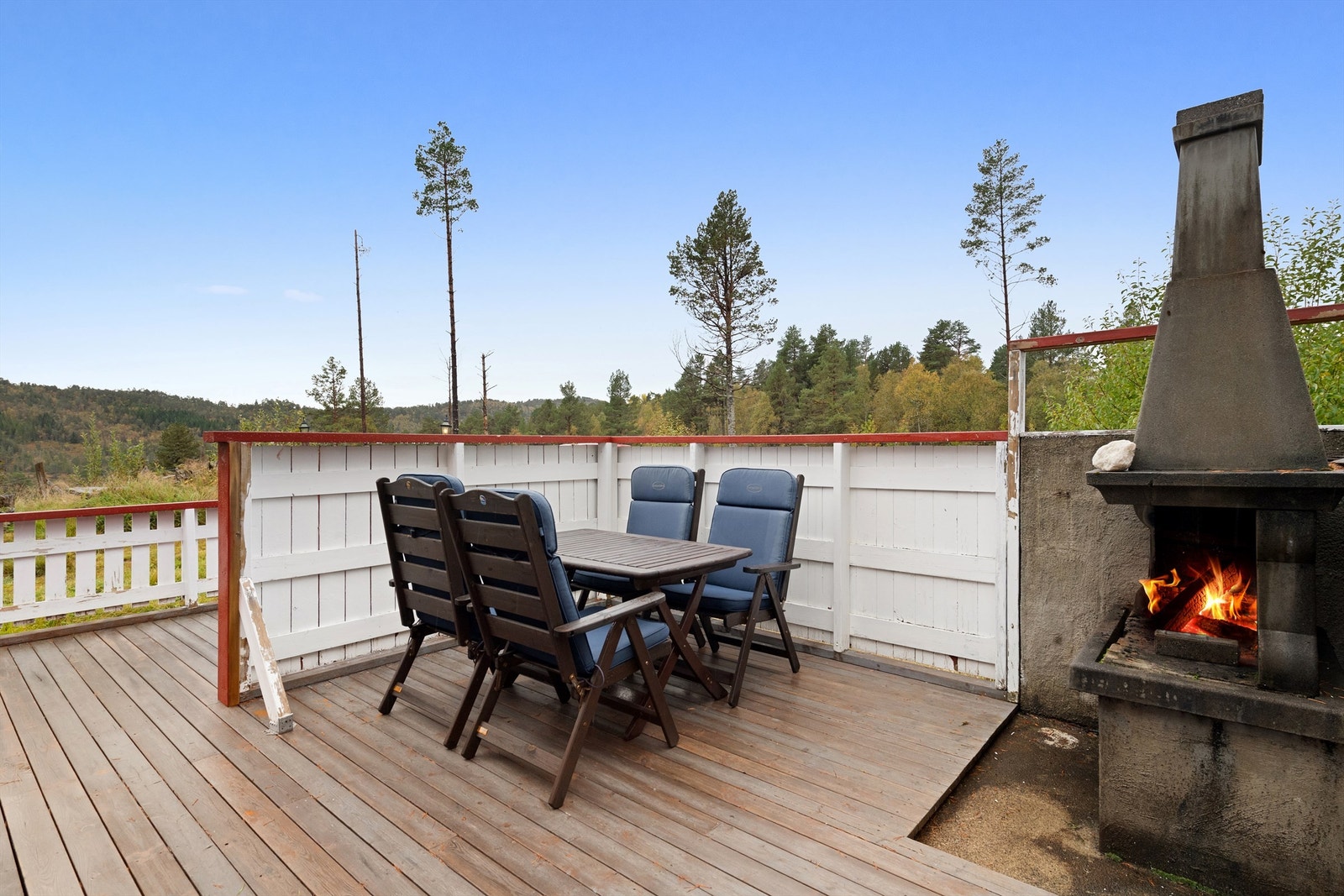 Det er en trivelig sydvestvendt markterrasse på ca 27 m² Galleribilde