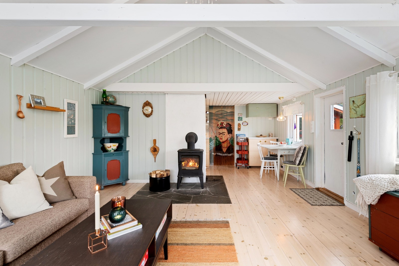 Stue har høy himling som gir god romfølelse Galleribilde