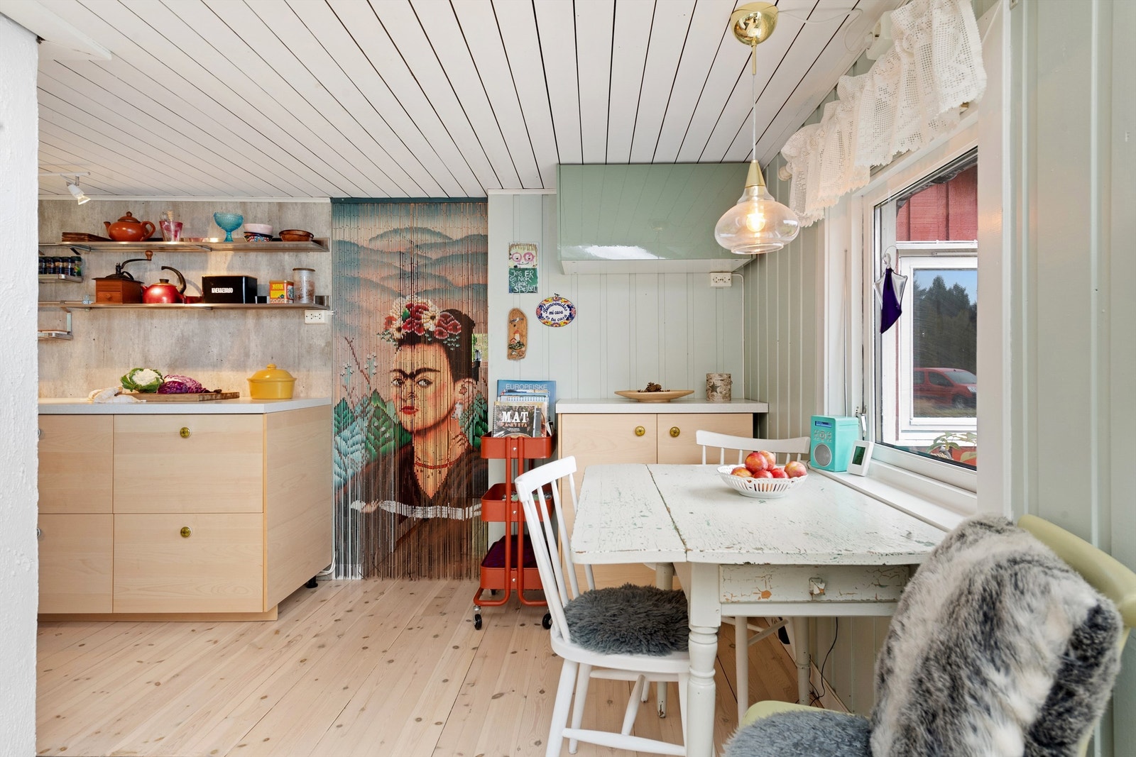 Det er rom for spisebord på kjøkkenet Galleribilde