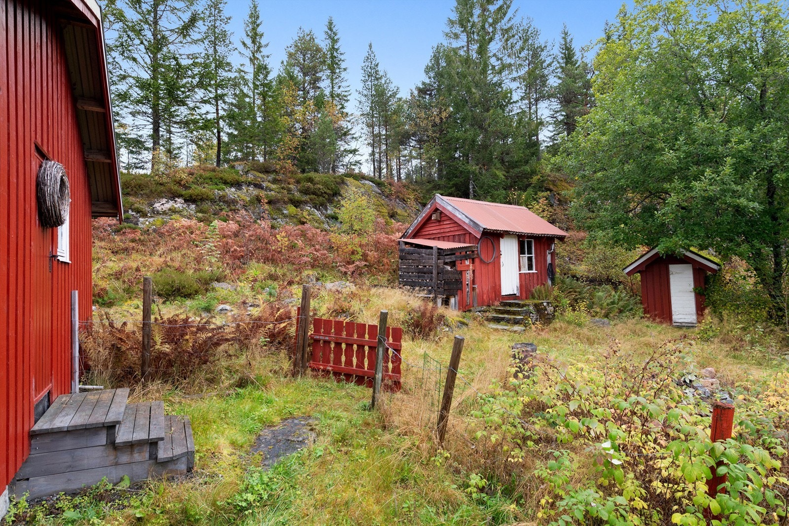 Det er utedo og uthus Galleribilde