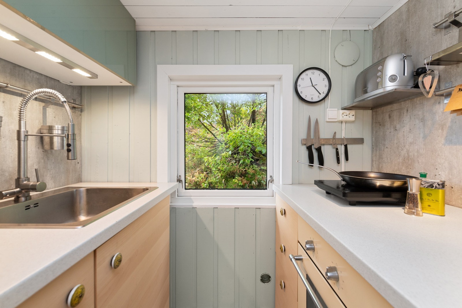 Kjøkkeninnredning med underskap og takhøye overskap, glatte fronter Galleribilde