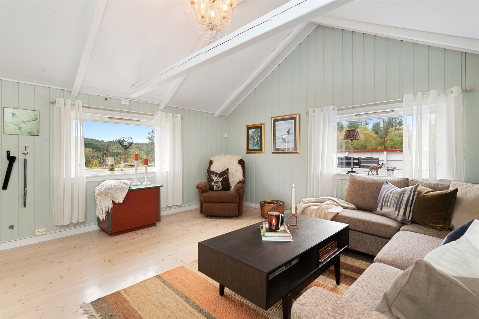 Stue med høy himling og gode vindusflater Galleribilde