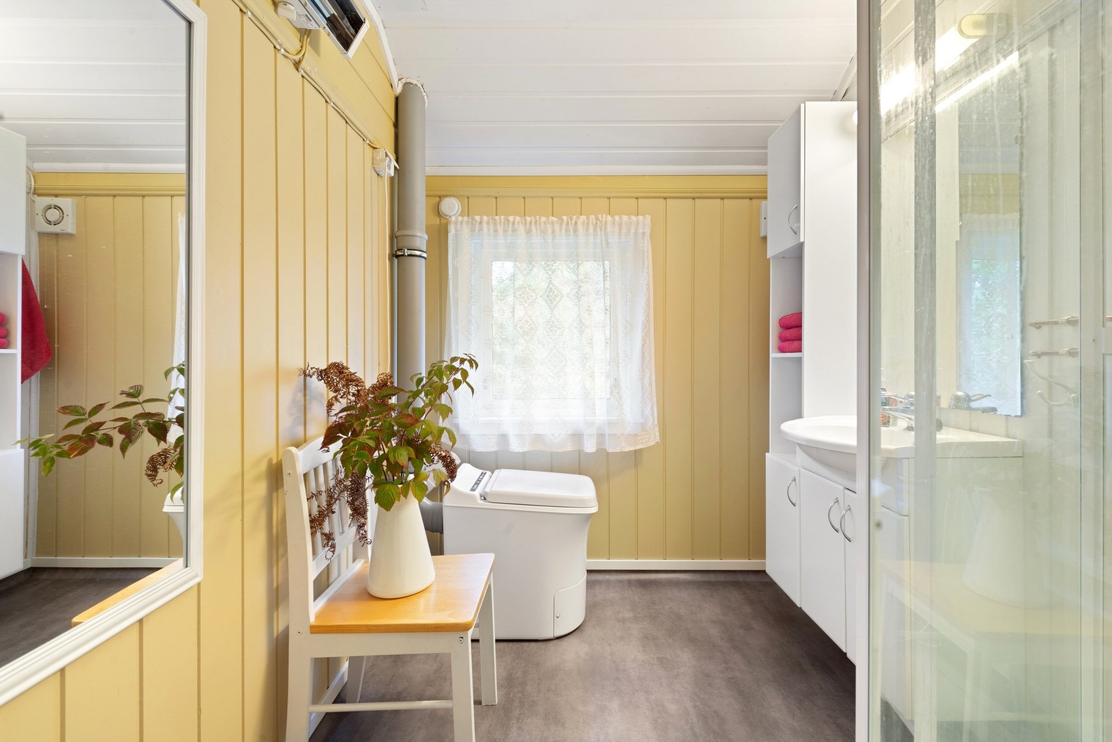 Bad er innredet med baderomsinnredning, dusjkabinett og cinderella toalett Galleribilde