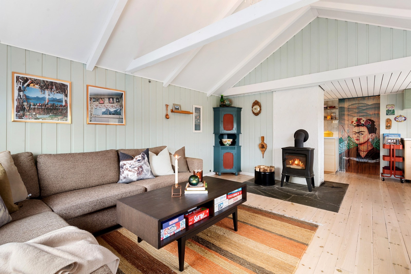 Stue og kjøkken er i åpen løsning Galleribilde