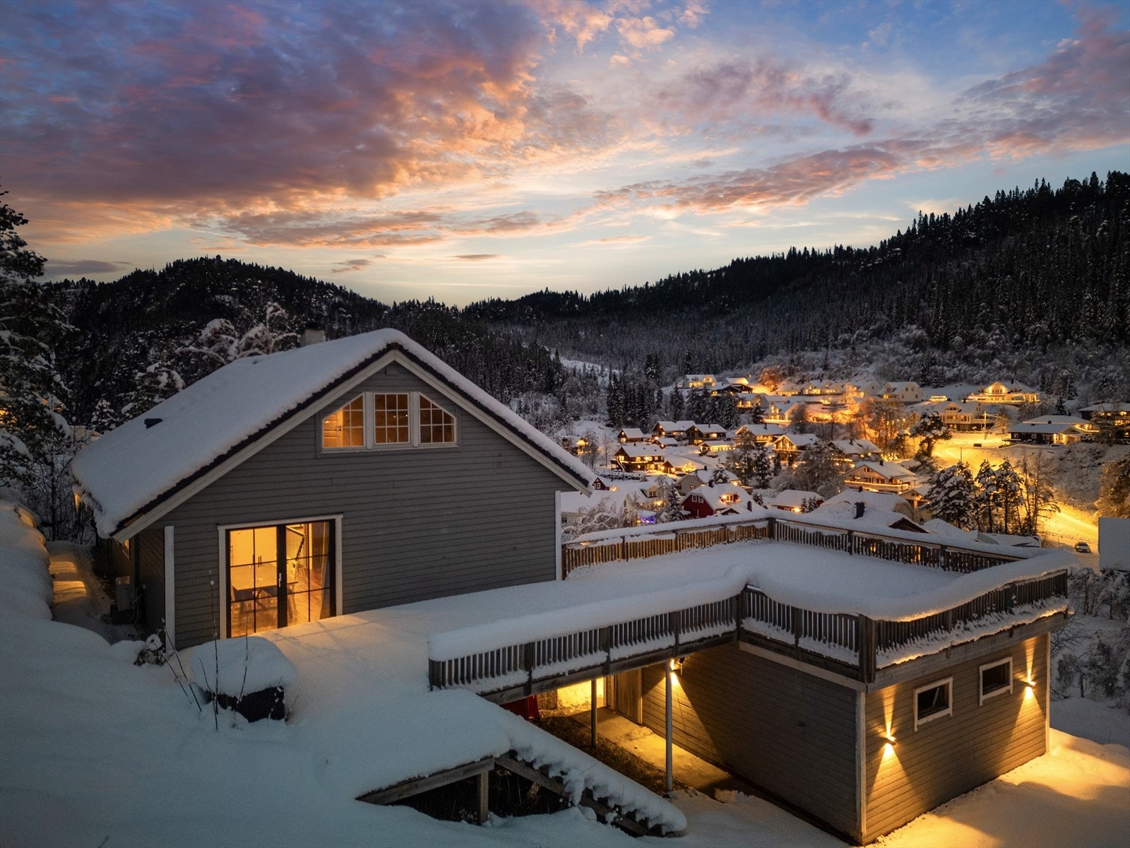Over dobbelgarasjen finner man en romslig og solrik takterrasse på ca. 90 kvm. Terrassen strekker seg videre forbi kjøkkenet, der den måler ca. 22 kvm. Her har man god plass til møblement. Galleribilde