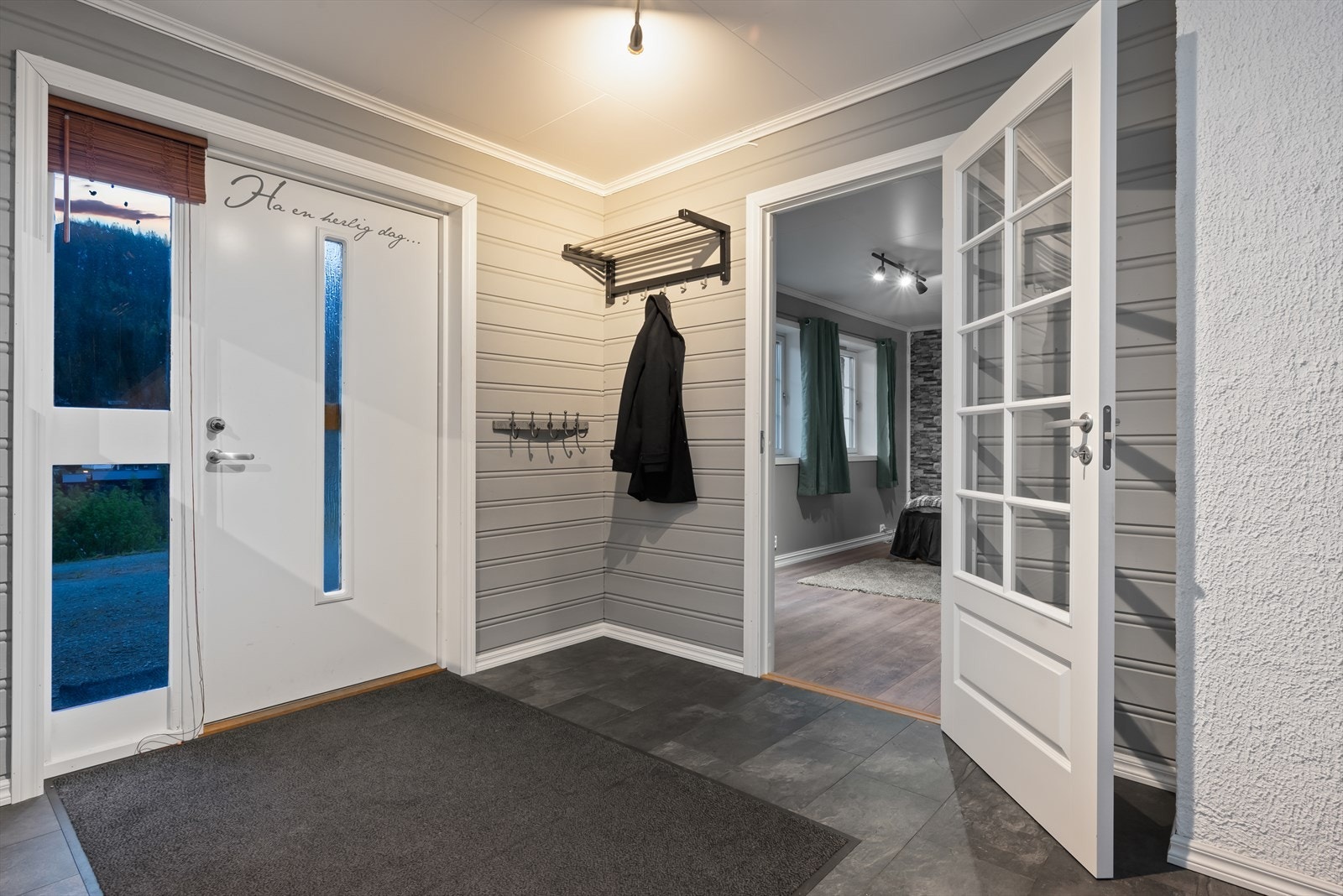 Entrèen er svært romslig, og gir en luftig, god atmosfære når man kommer inn i boligen. Entrèen er på ca. 14 kvm. Galleribilde