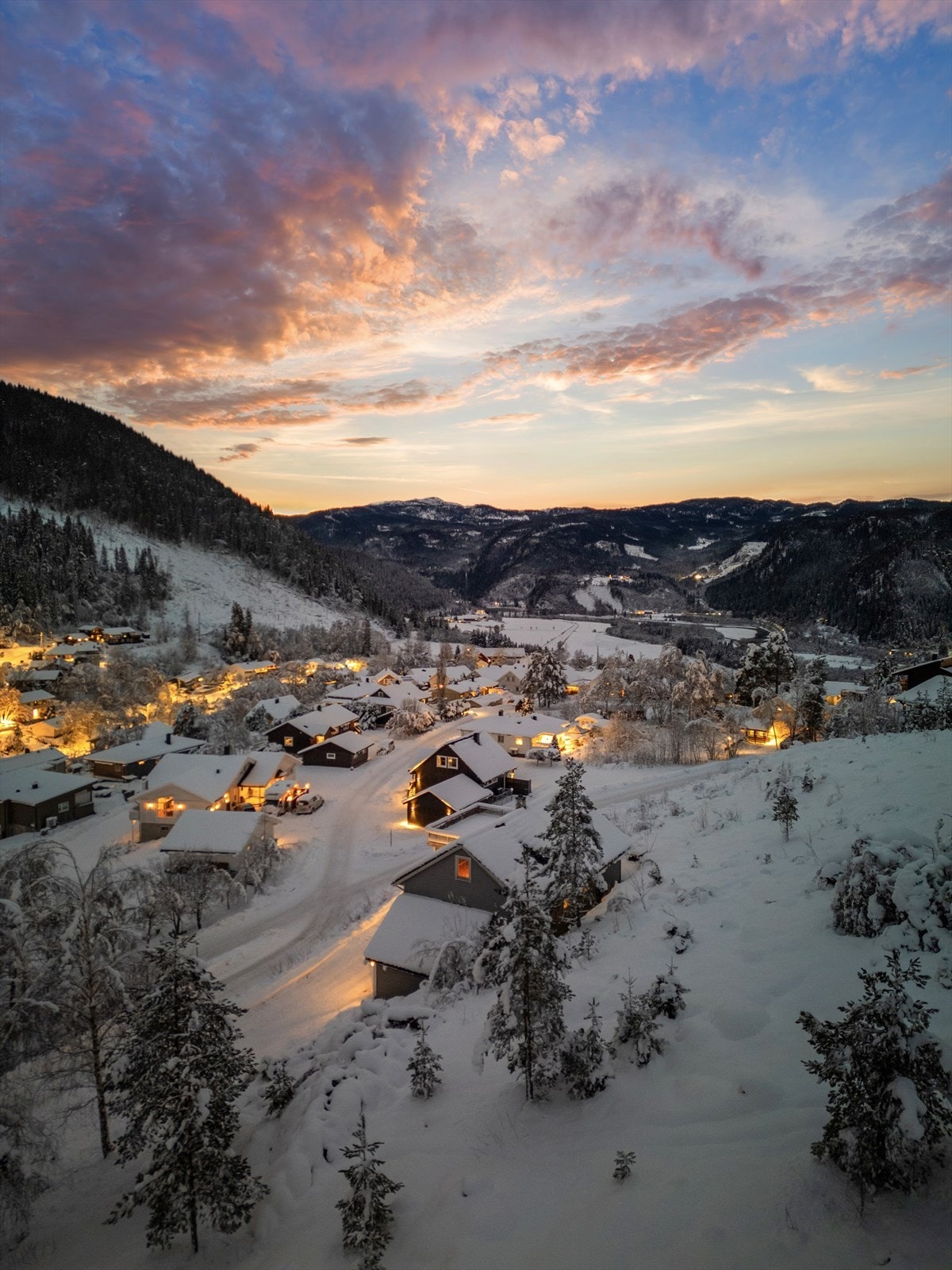 Kollektivtilbudet i området består av buss og tog. Nærmeste holdeplass er Småenget, som ligger ca. 3 min unna, her stopper skolebussen. Støren stasjon nås på ca. 8-9 min med bil. Galleribilde