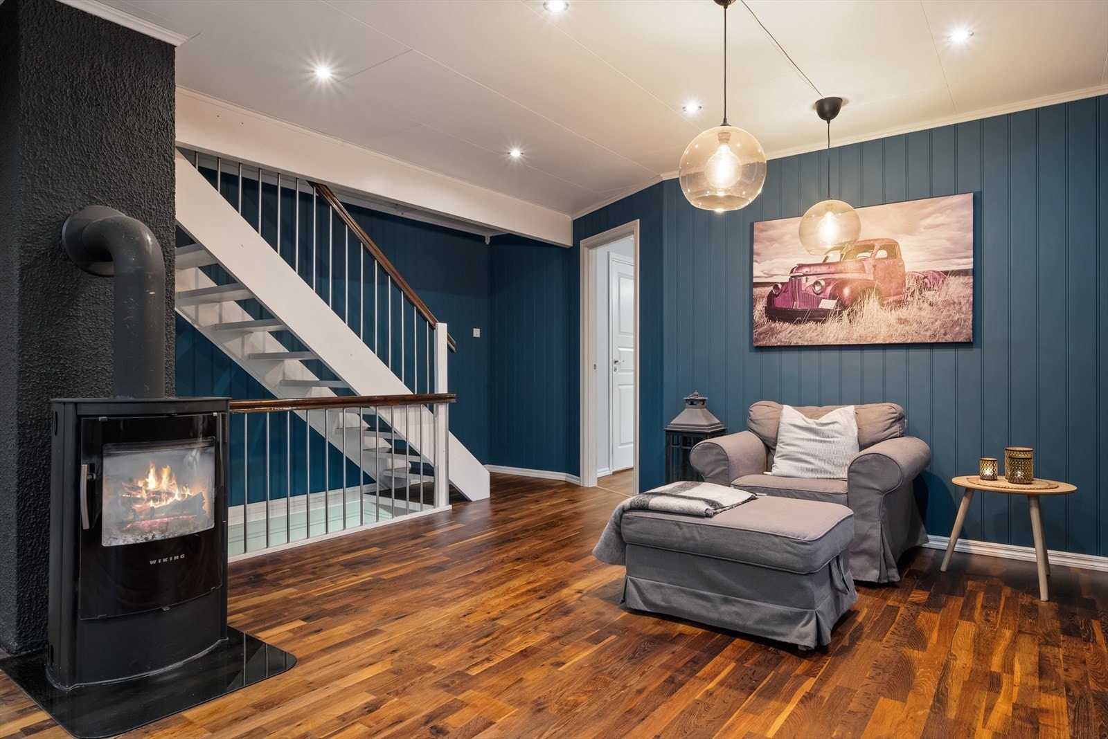 Med den gode møbleringsfriheten har man mulighet til å trekke seg litt tilbake i en sittegruppe ved peisen. Galleribilde