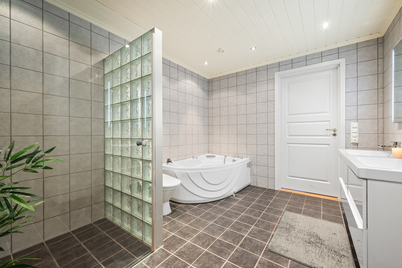 I tillegg til dusjnisjen har man god plass til badekar, perfekt for avslapning eller for lek og moro til de minste i familien. Galleribilde