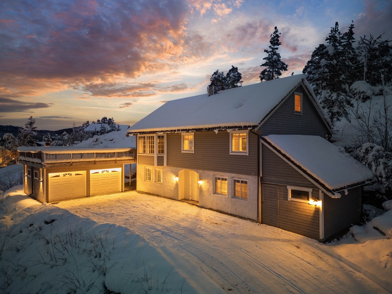 Her har man gode parkeringsmuligheter i en gruslagt gårdsplass, i tillegg til en romslig dobbelgarasje. Velkommen til en trivelig visning! Galleribilde