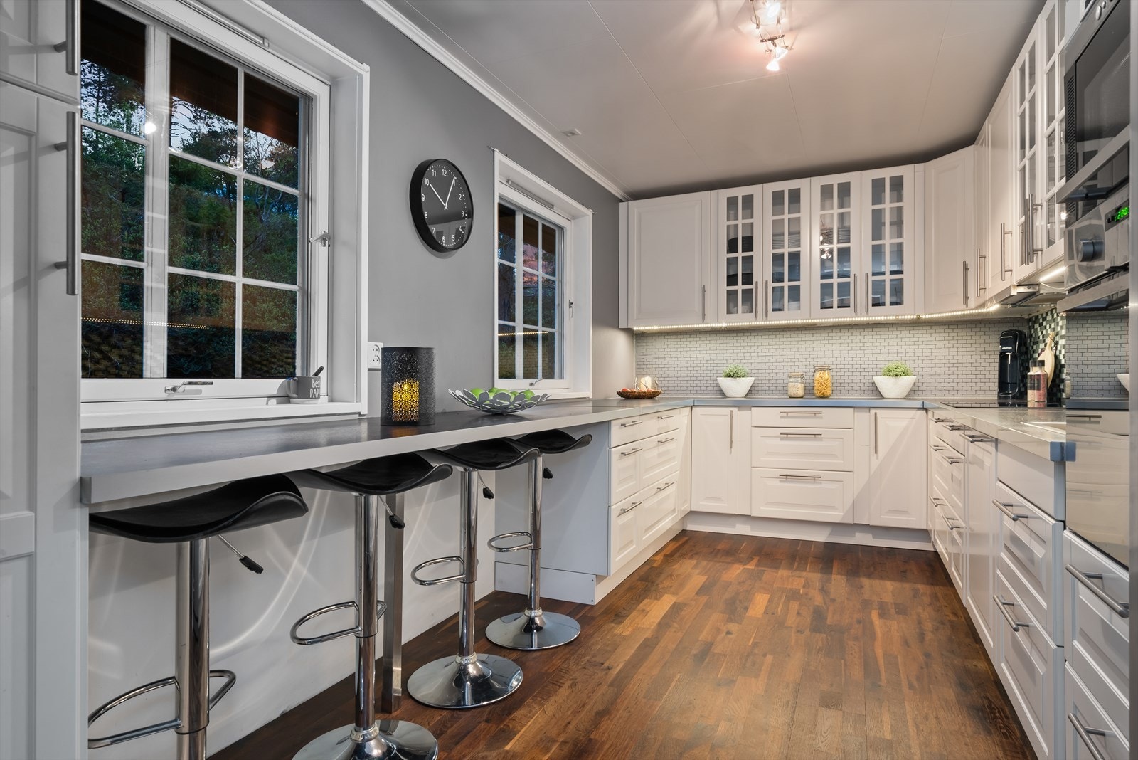 Kjøkkenet har integrerte hvitevarer som platetopp microbølgeovn, oppvaskmaskin og stekeovn. Galleribilde