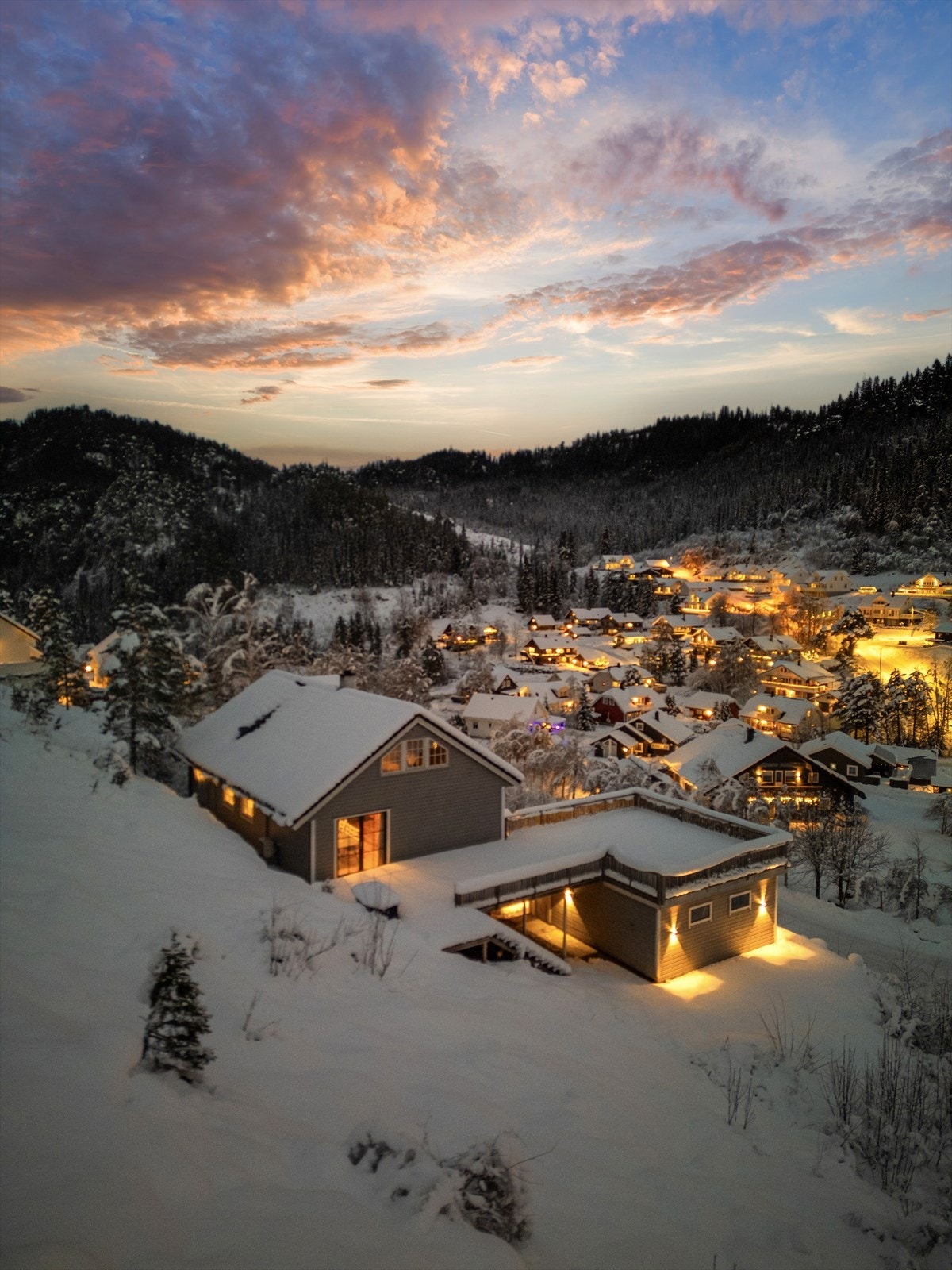 Eiendommen har et tomteareal på ca. 982 kvm som gir deg godt med plass å boltre deg fast på! Galleribilde