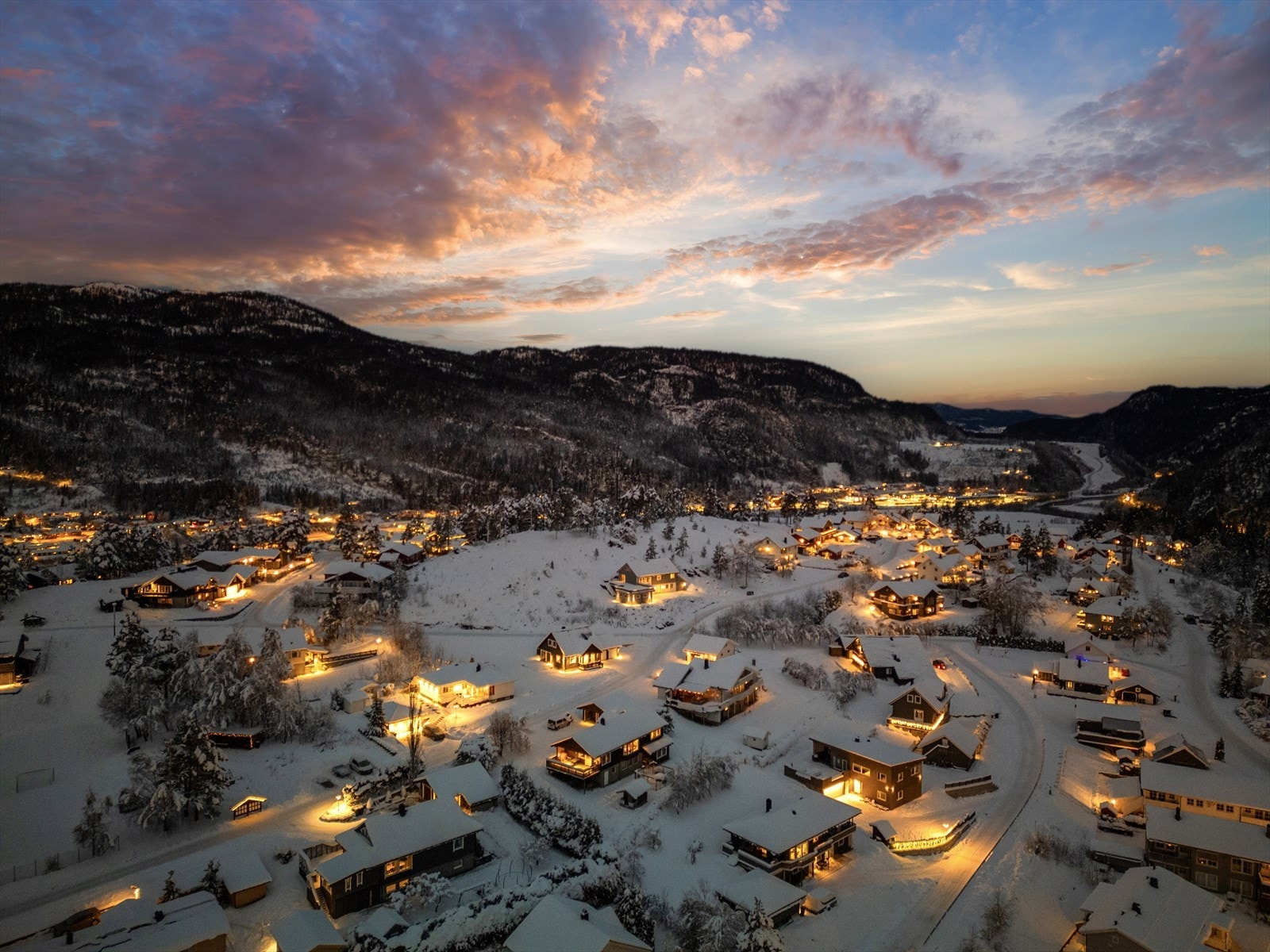 Støren ungdomsskole og Gauldal videregående skole ligger ca. 2,9 km unna, mens barneskolen ligger på Soknesøran og er ca. 2,6 km fra eiendommen. Av barnehager har man forskjellig utvalg, og Liøya barnehage ligger ca. 3,4 km fra eiendommen. Galleribilde