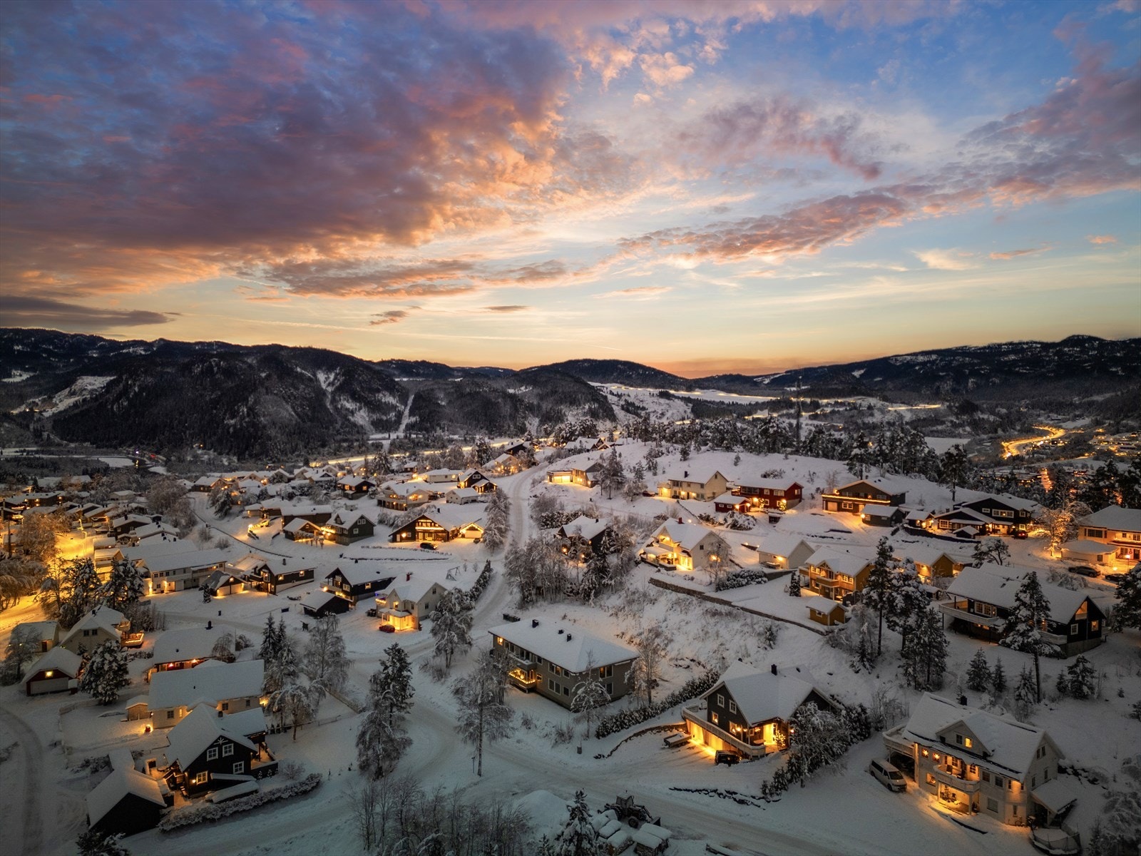 Fra boligen er det ca. 2,4 km til nærmeste dagligvarebutikk som er Kiwi. Støren tilbyr en rekke servicetilbud, og har også Domussenteret med forskjellig utvalg av butikker. Galleribilde