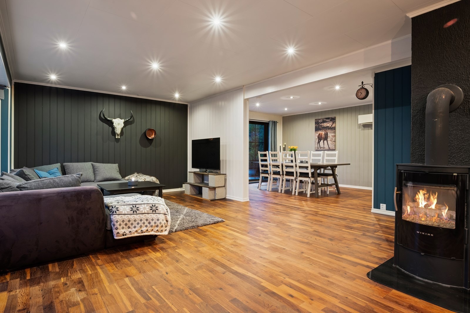 Av belysning er det godt utstyrt med spotter i tak på stuen og spisestuen. Galleribilde