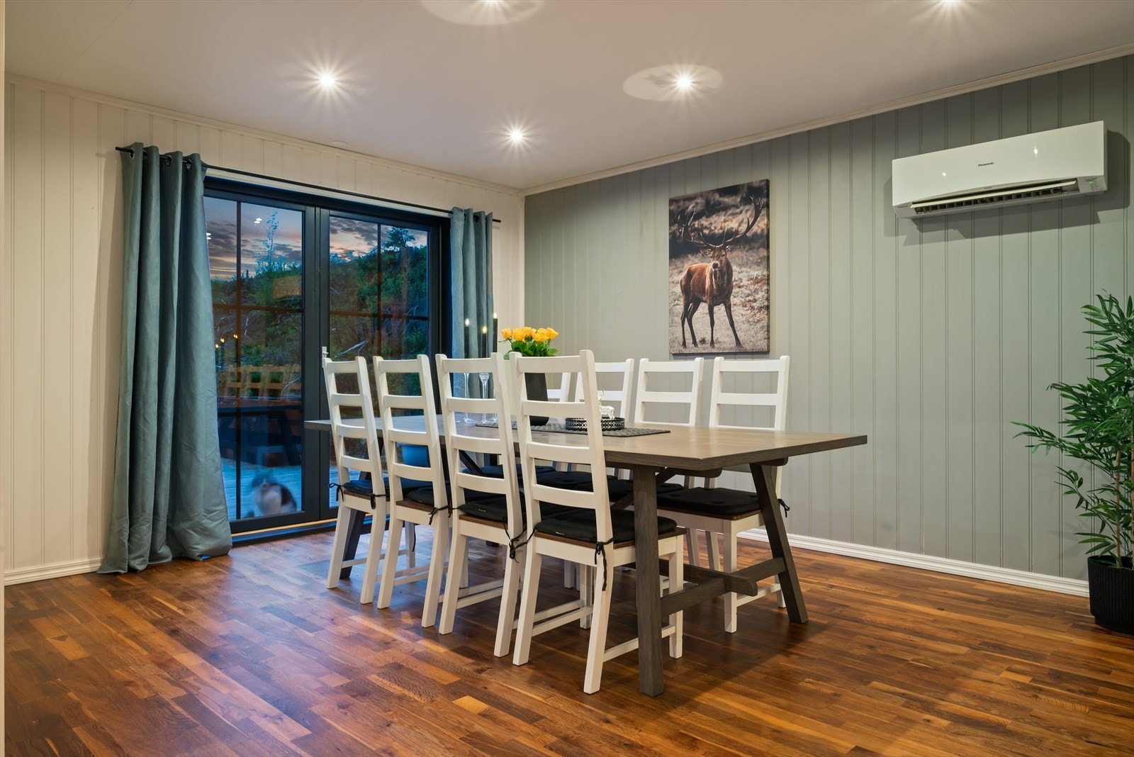 Ved spisestuen har man direkte utgang til takterrassen. Terrassedøren er ny fra 2024. Galleribilde