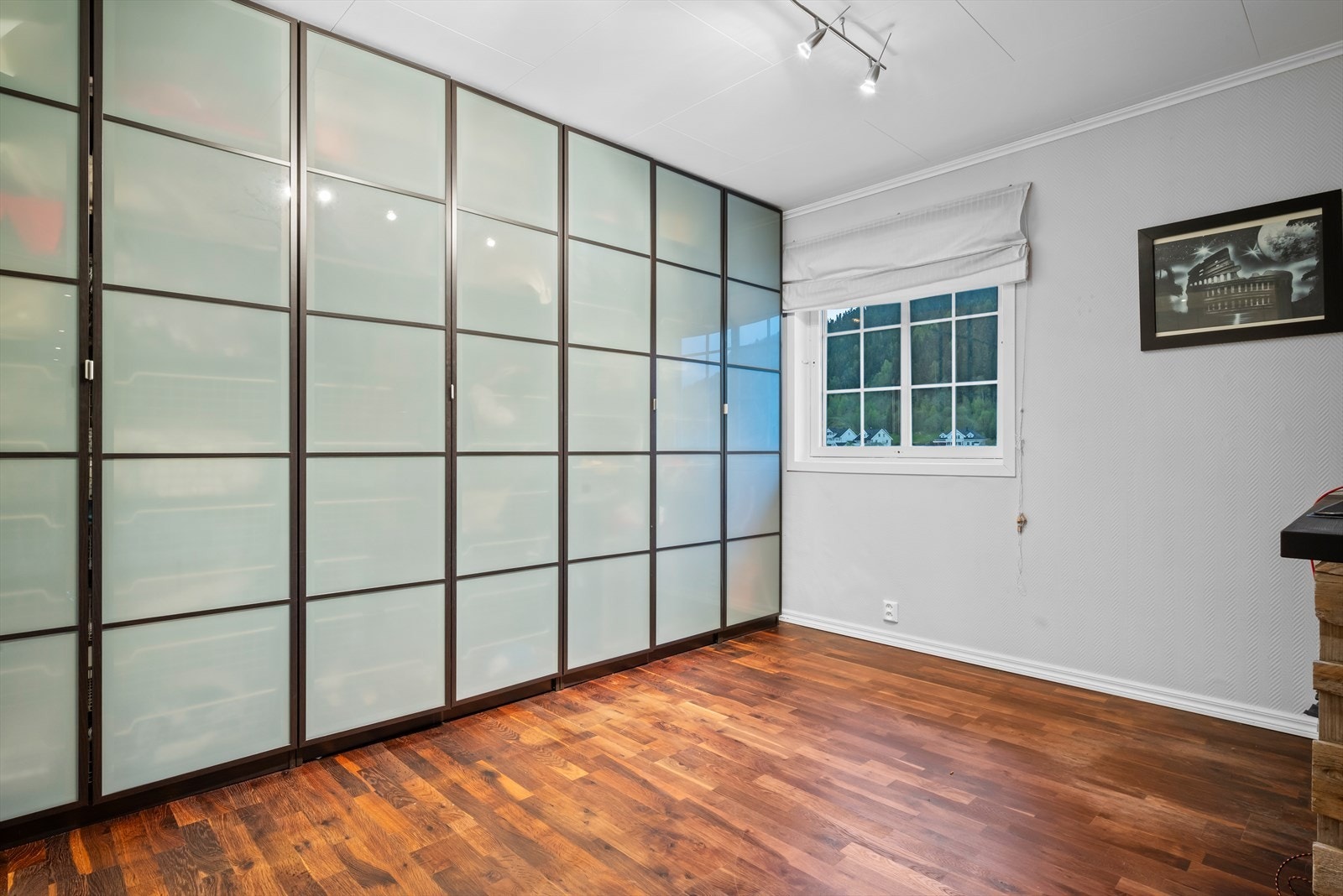 I 1. etasje finner man ett av fire soverom. Soverommet er på ca 13 kvm, med skyvedørsgarderobe og suite-løsning med eget bad i tilknytning til rommet! Galleribilde