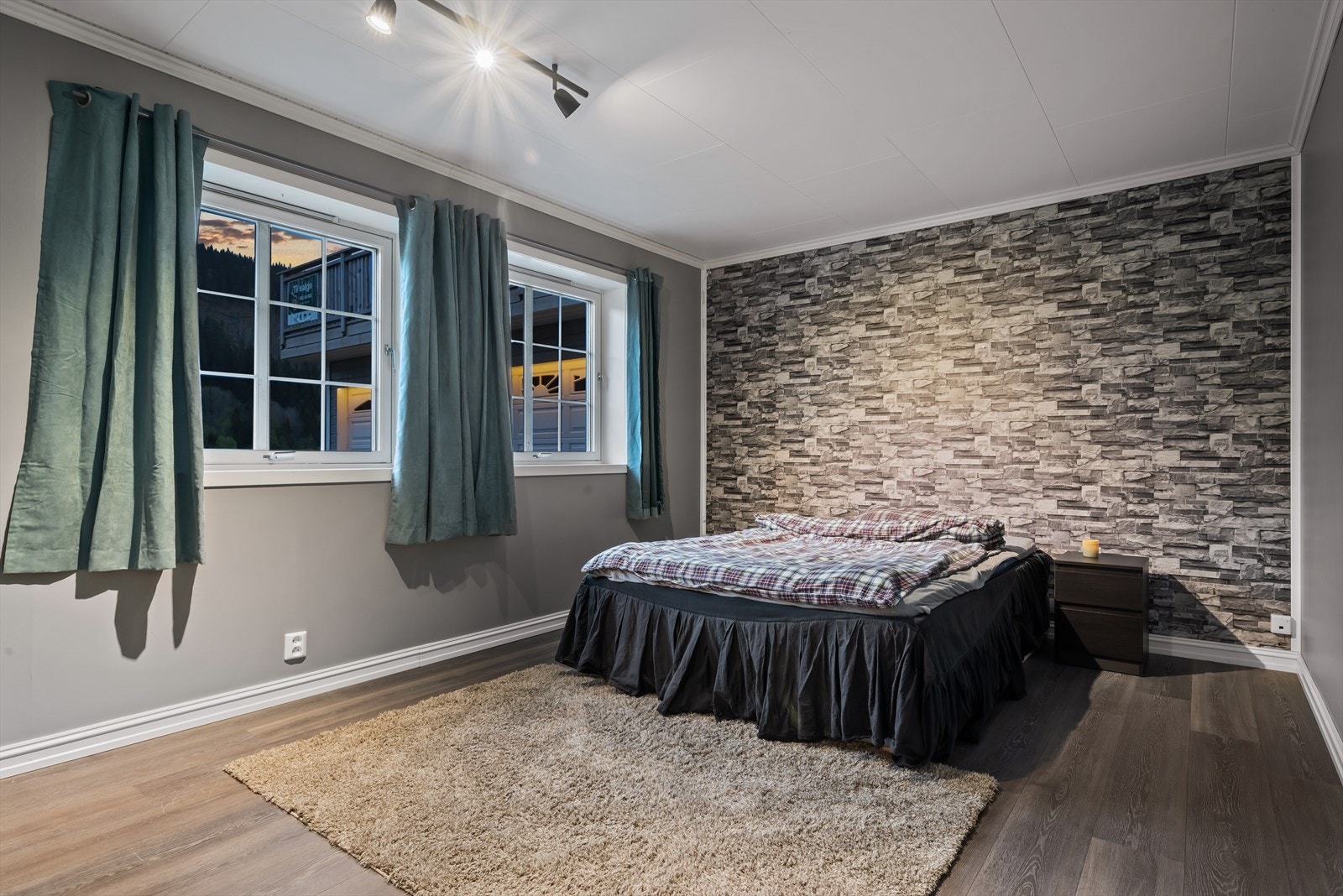 Kjellerstuen er på ca. 17 kvm, og nåværende eier har brukt dette som et ekstra soverom. Kjellerstuen gir i likhet med loftstuen muligheten til å trekke seg unna for lek, vennebesøk eller avslapning. Galleribilde