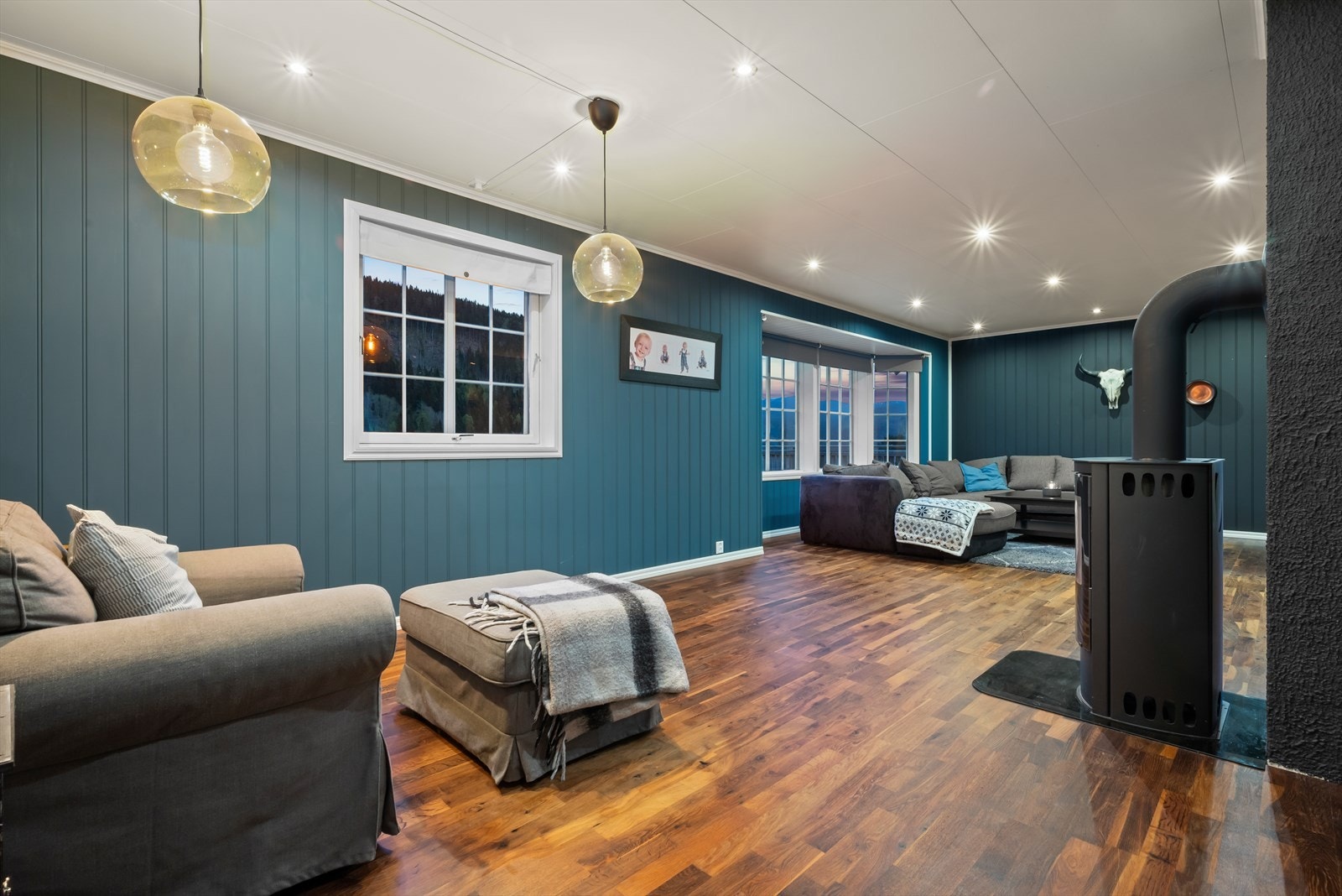 Av oppvarming i boligen har man varmepumpe og peisovn som fordeler godt varmen i huset. Galleribilde